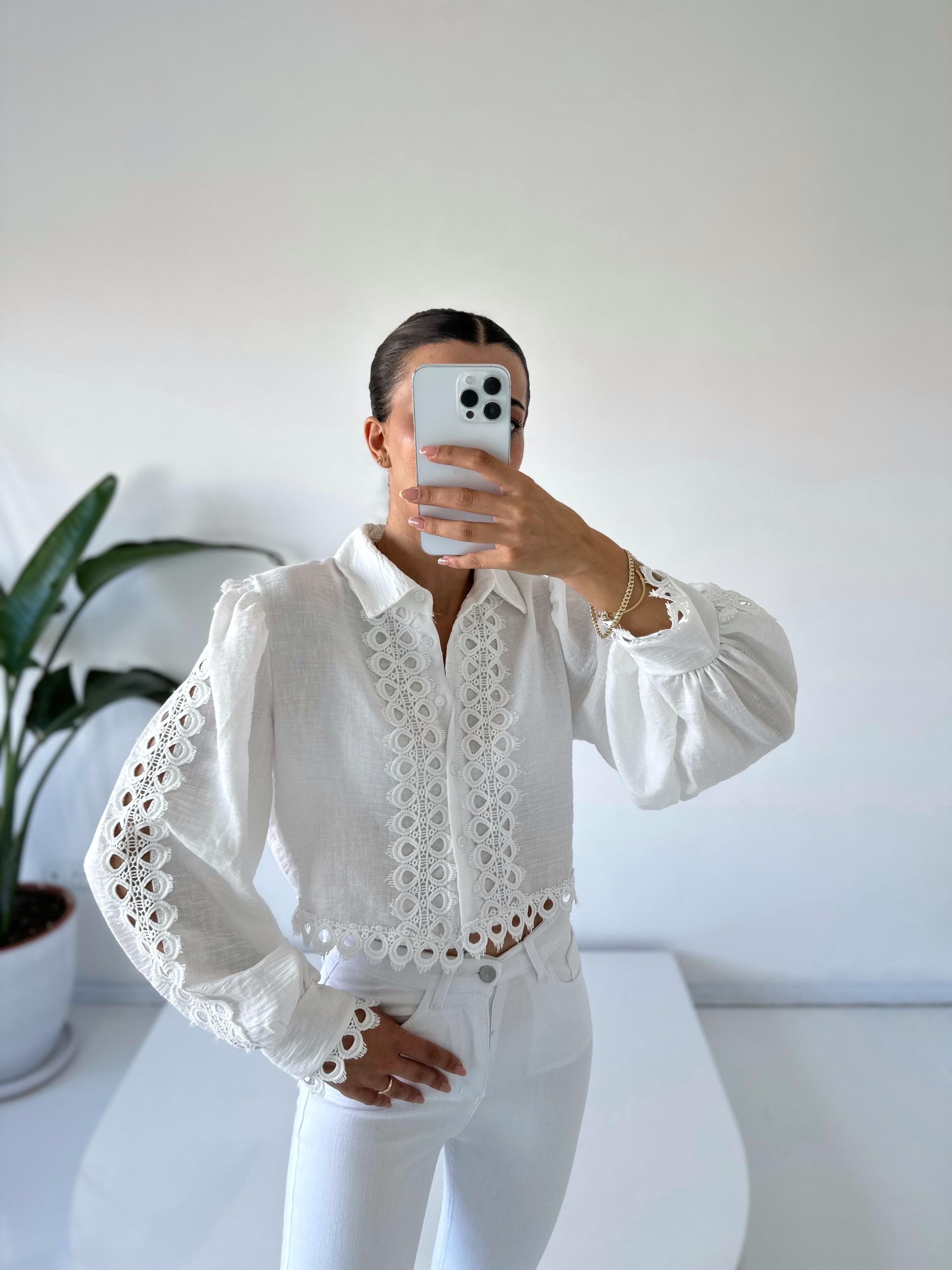 Beyaz İşlemeli Gömlek 