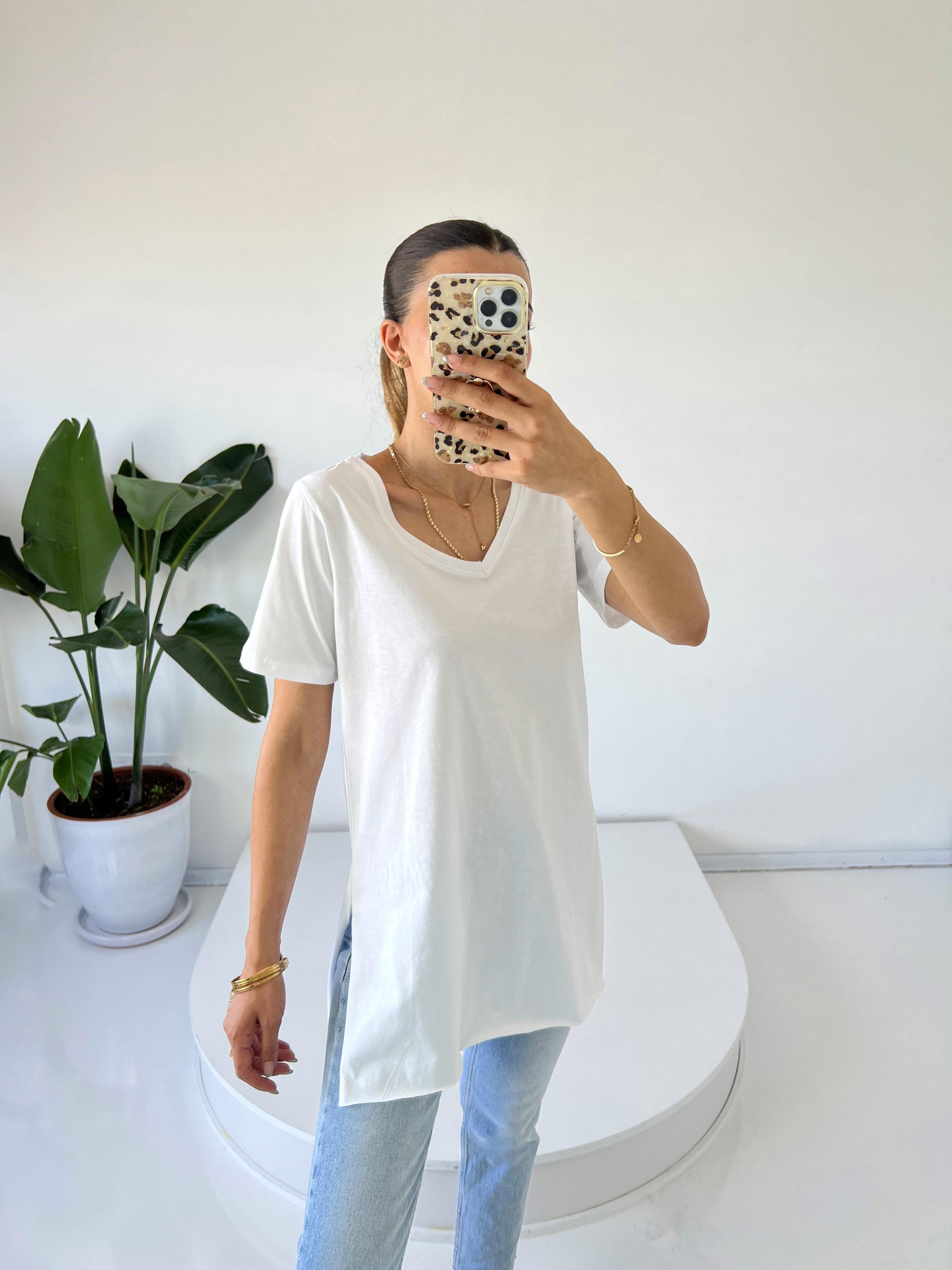 Beyaz V yaka Oversize Yanları Yırtmaçlı TshirtGausTSHIRTGU001508