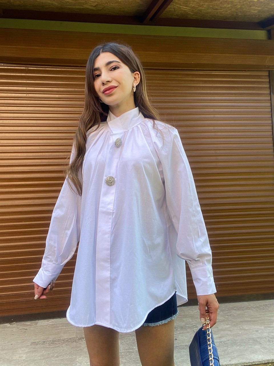 Broşlu Hakim Yaka Oversize Beyaz Gömlek 