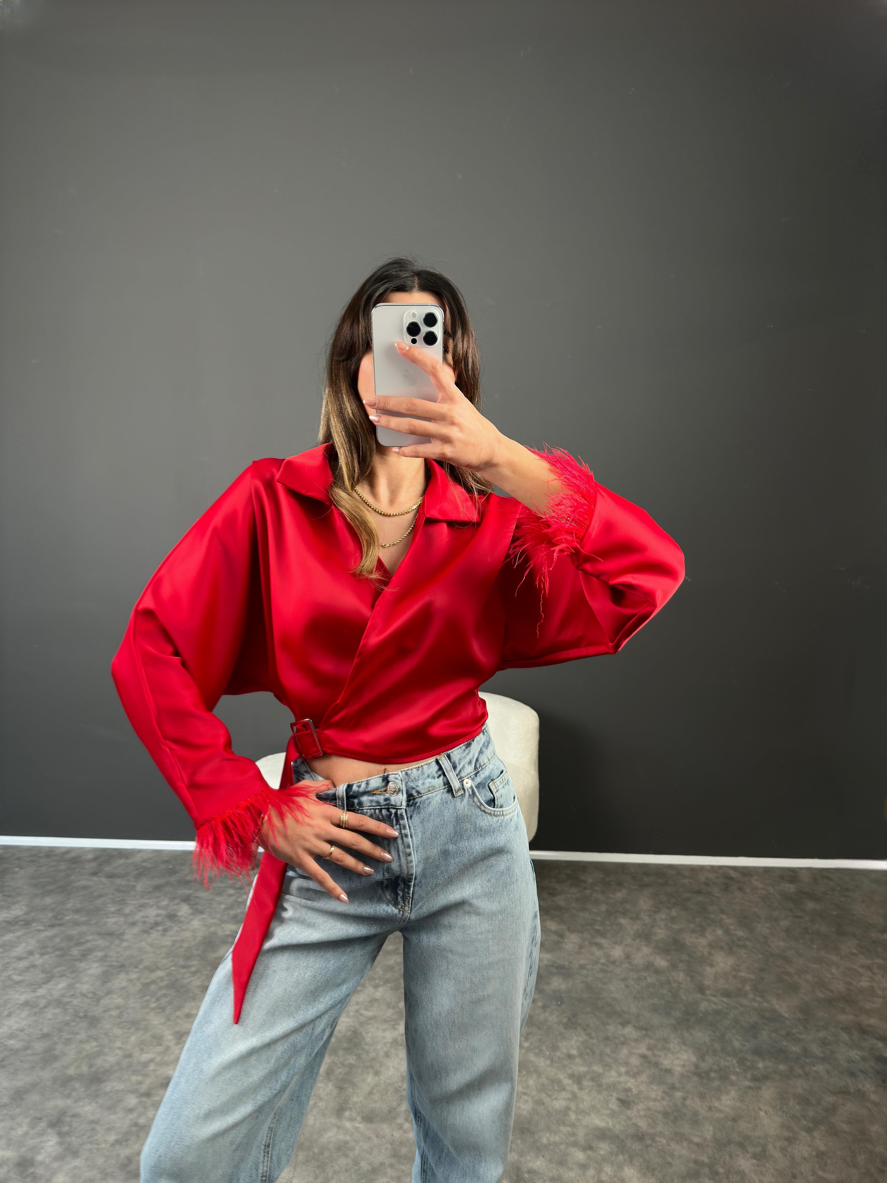 Kırmızı Kolları Tüylü Saten Bluz