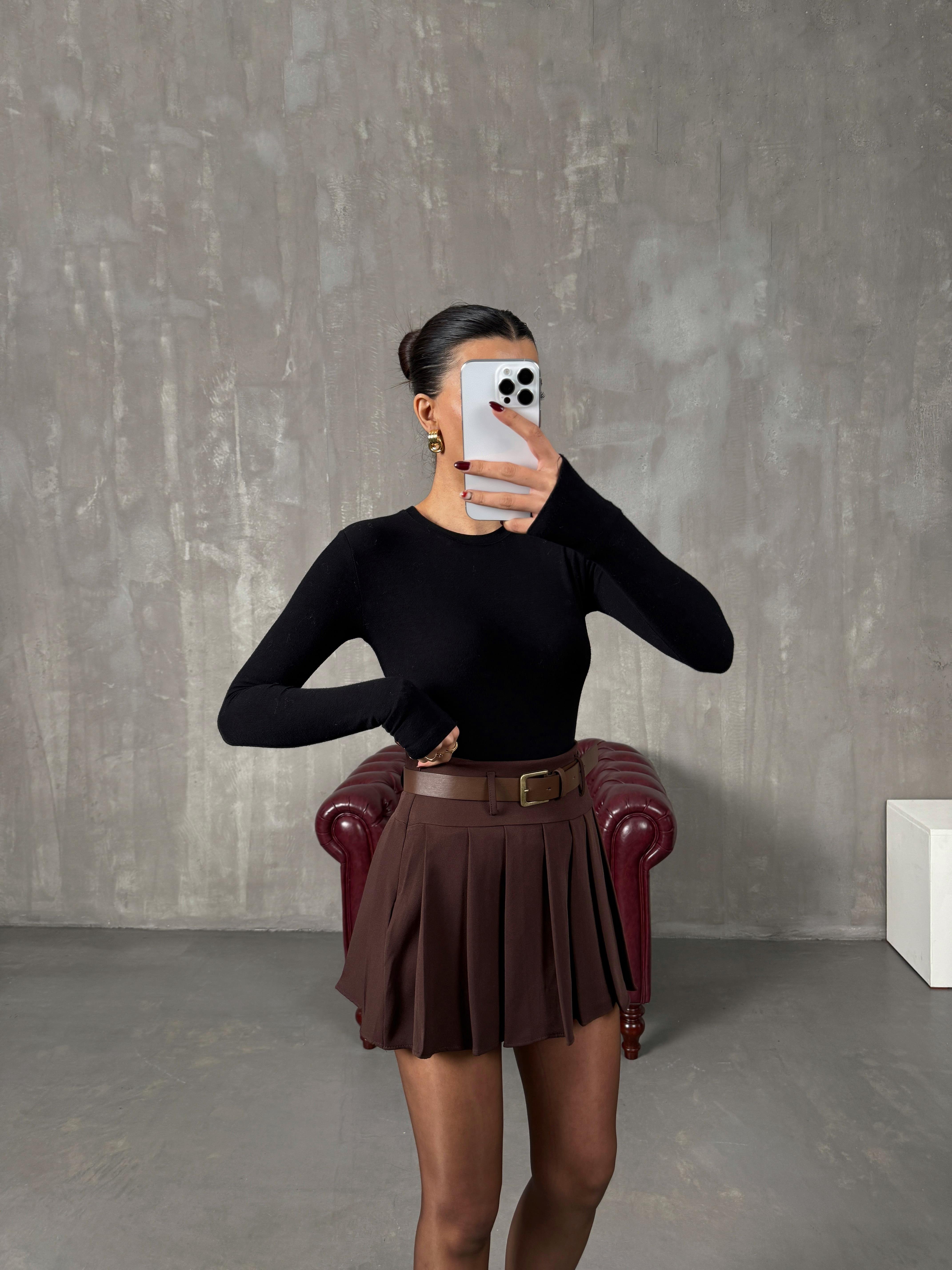 بيير تنورة شورت بني بطيات مع حزام