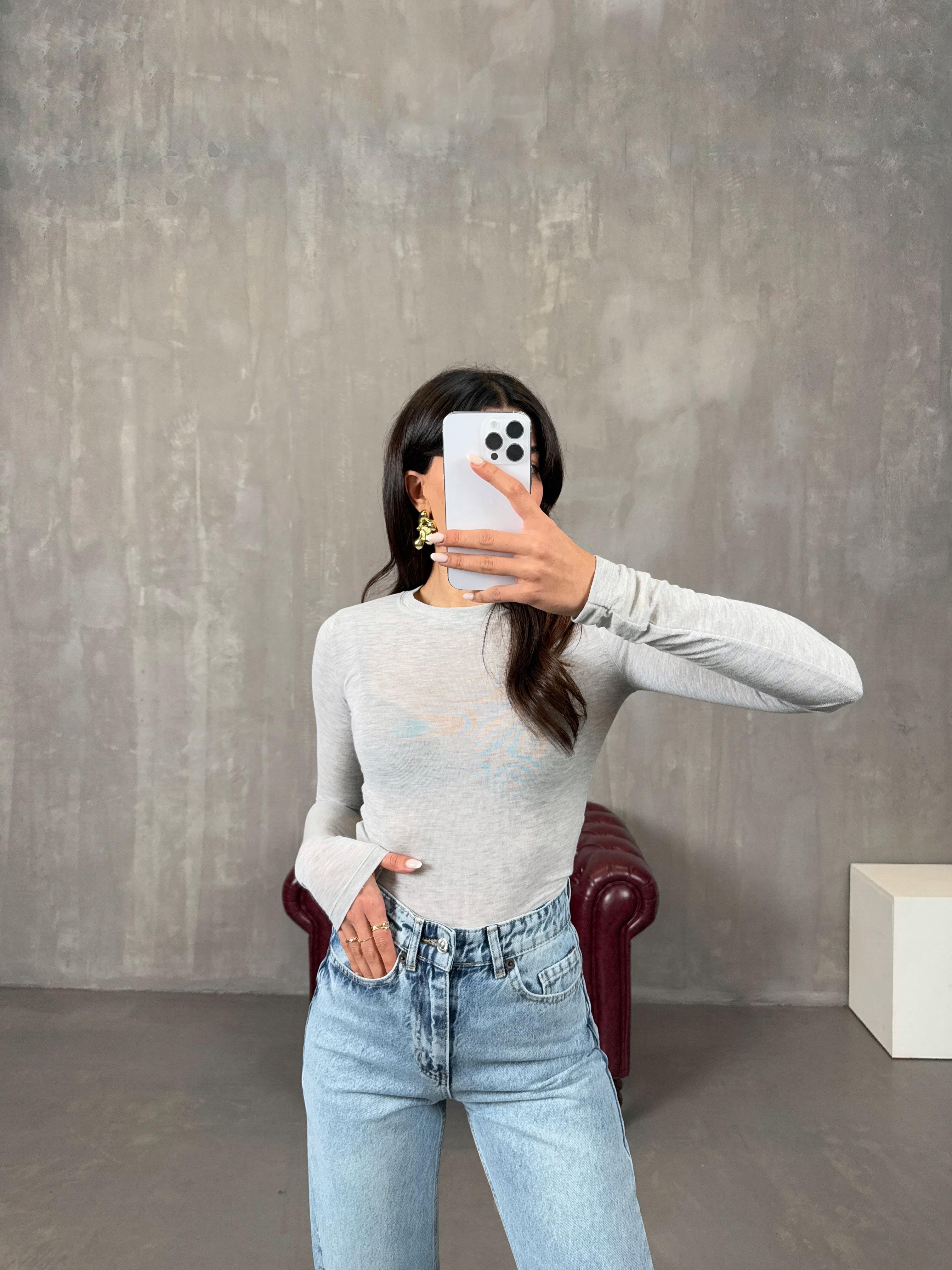 ميدي بلوزة لون رمادي ‎شفافة قليلاً بياقة دائرية