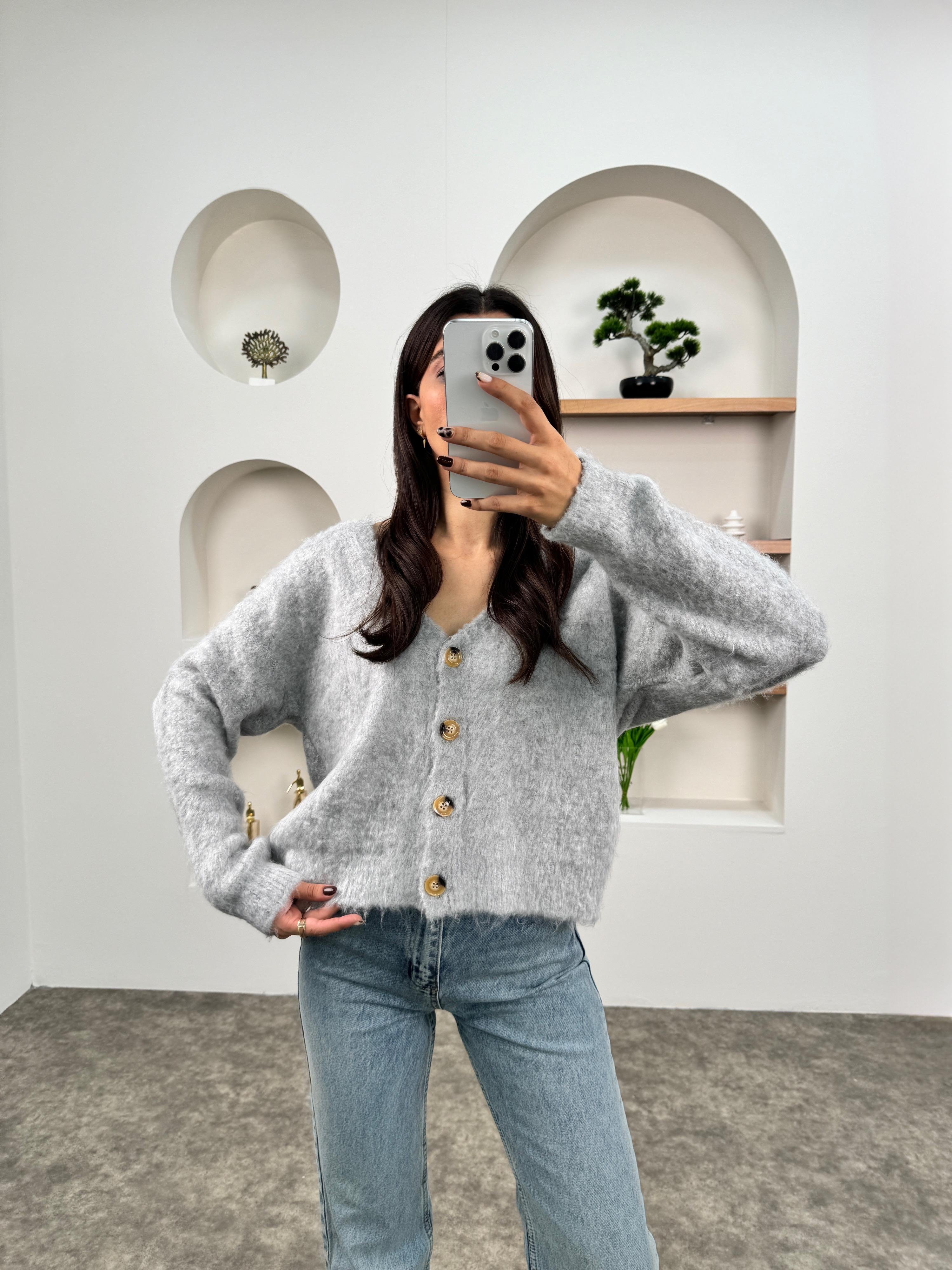 Betiva Gri Düğmeli Yumoş Hırka 