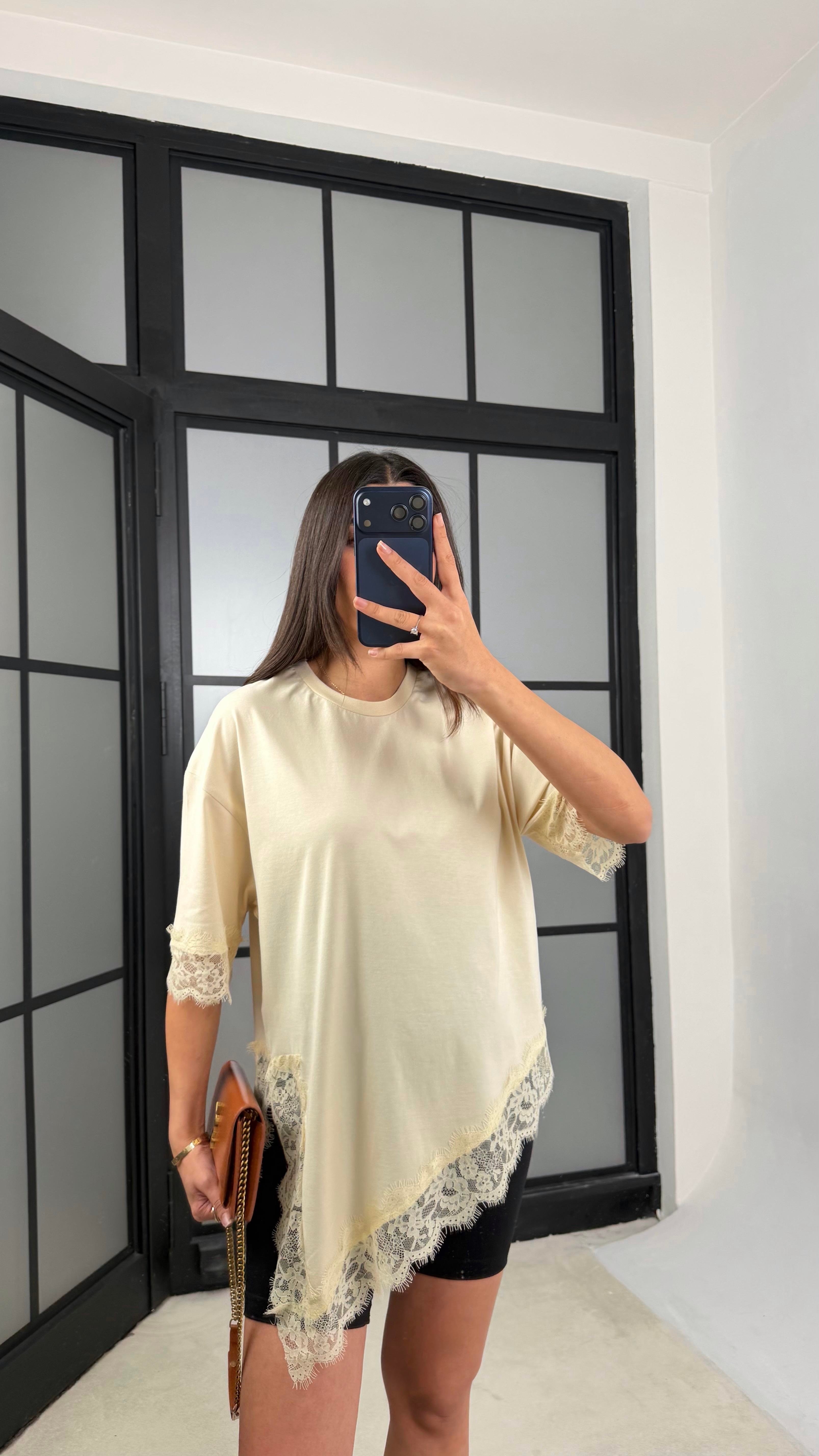 Bej Asimetrik Dantel Detaylı Tshirt GAUS-01164GAUSTshirtGAUS-01164