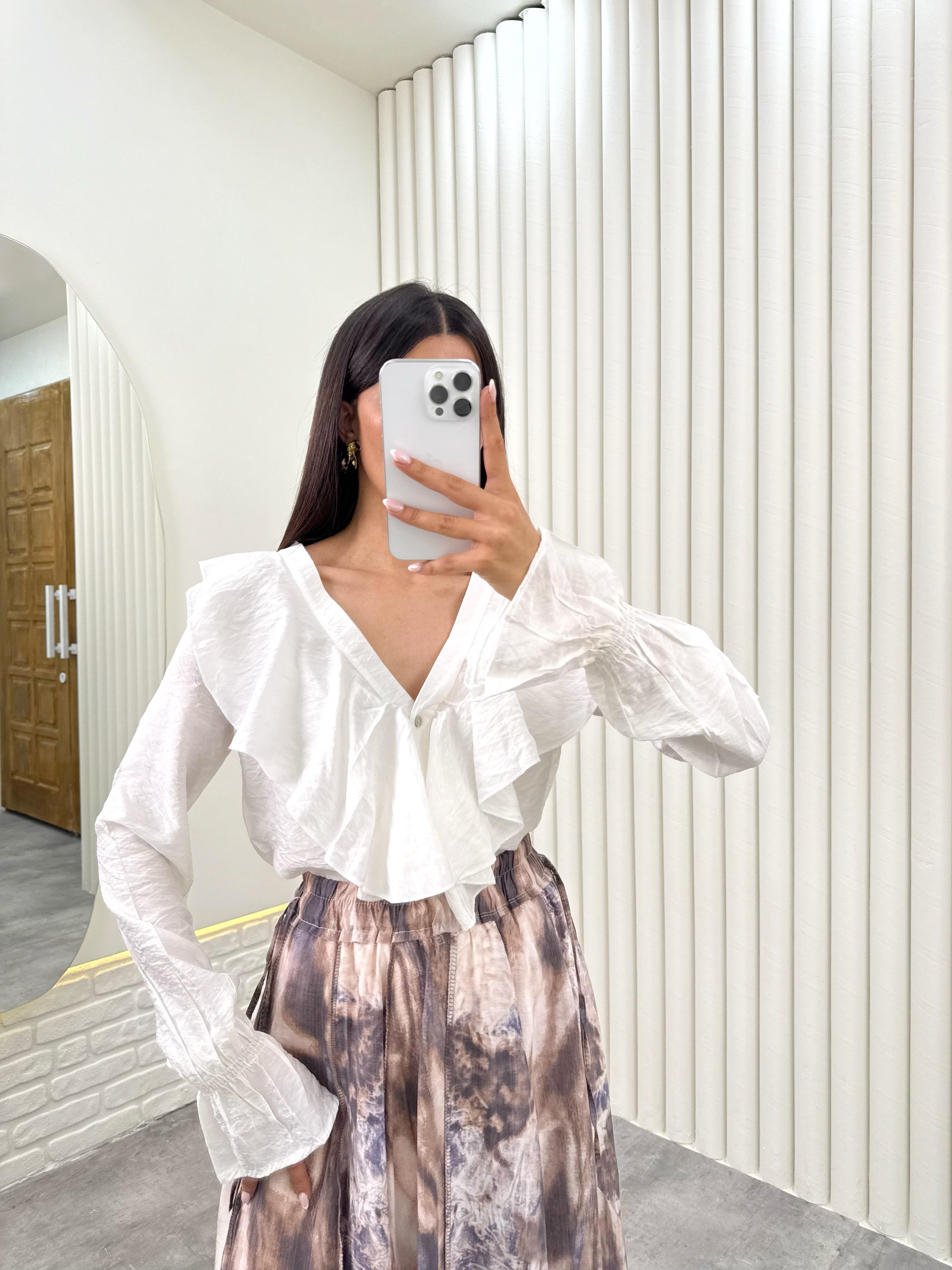 Beyaz V Yaka Fırfırlı Önden Düğmeli İthal Kumaş Gömlek Gaus00315GausGÖMLEKGU1001723