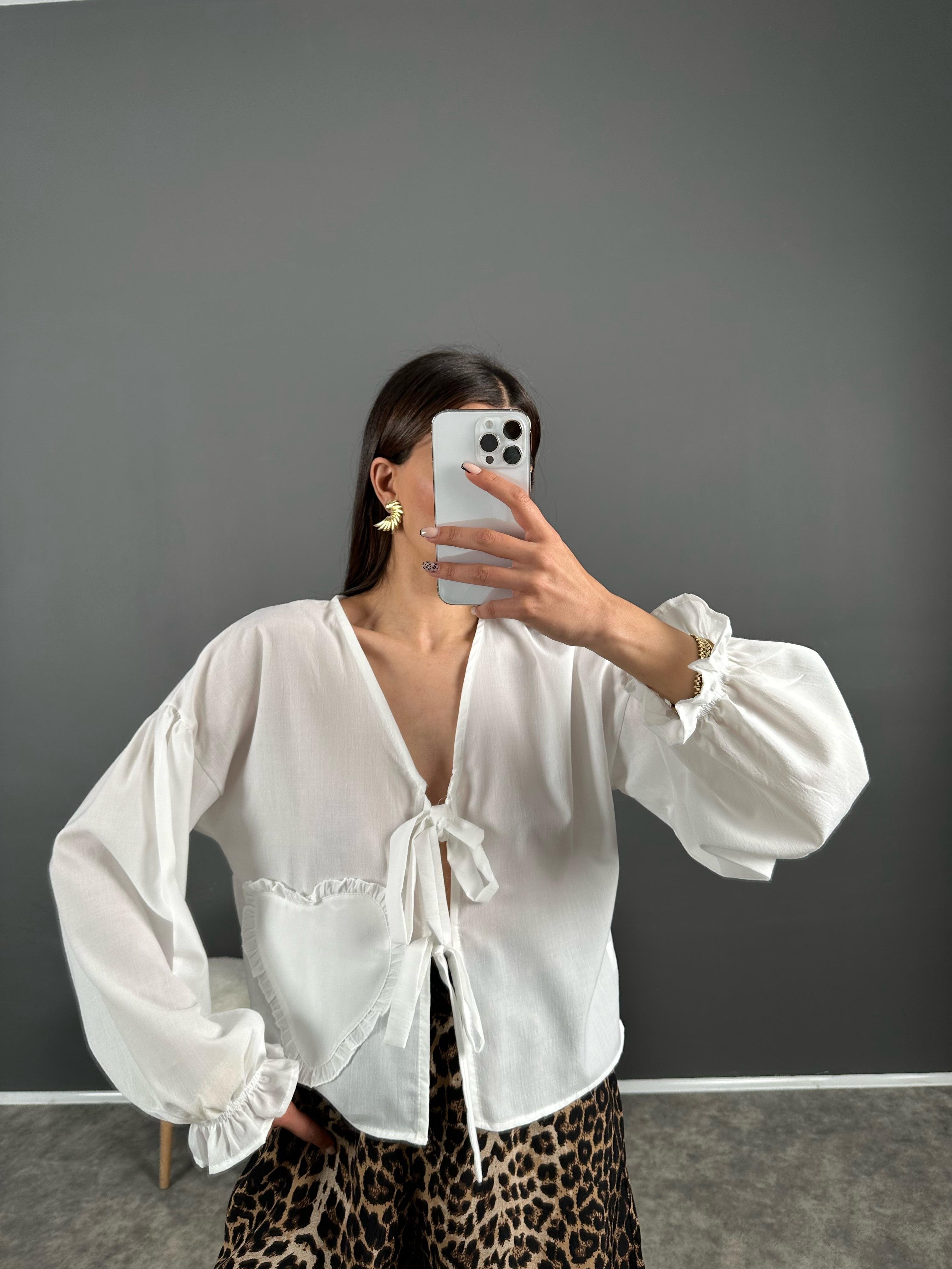 Beyaz Pinterest Kalp Detaylı Bağlamalı Gömlek 