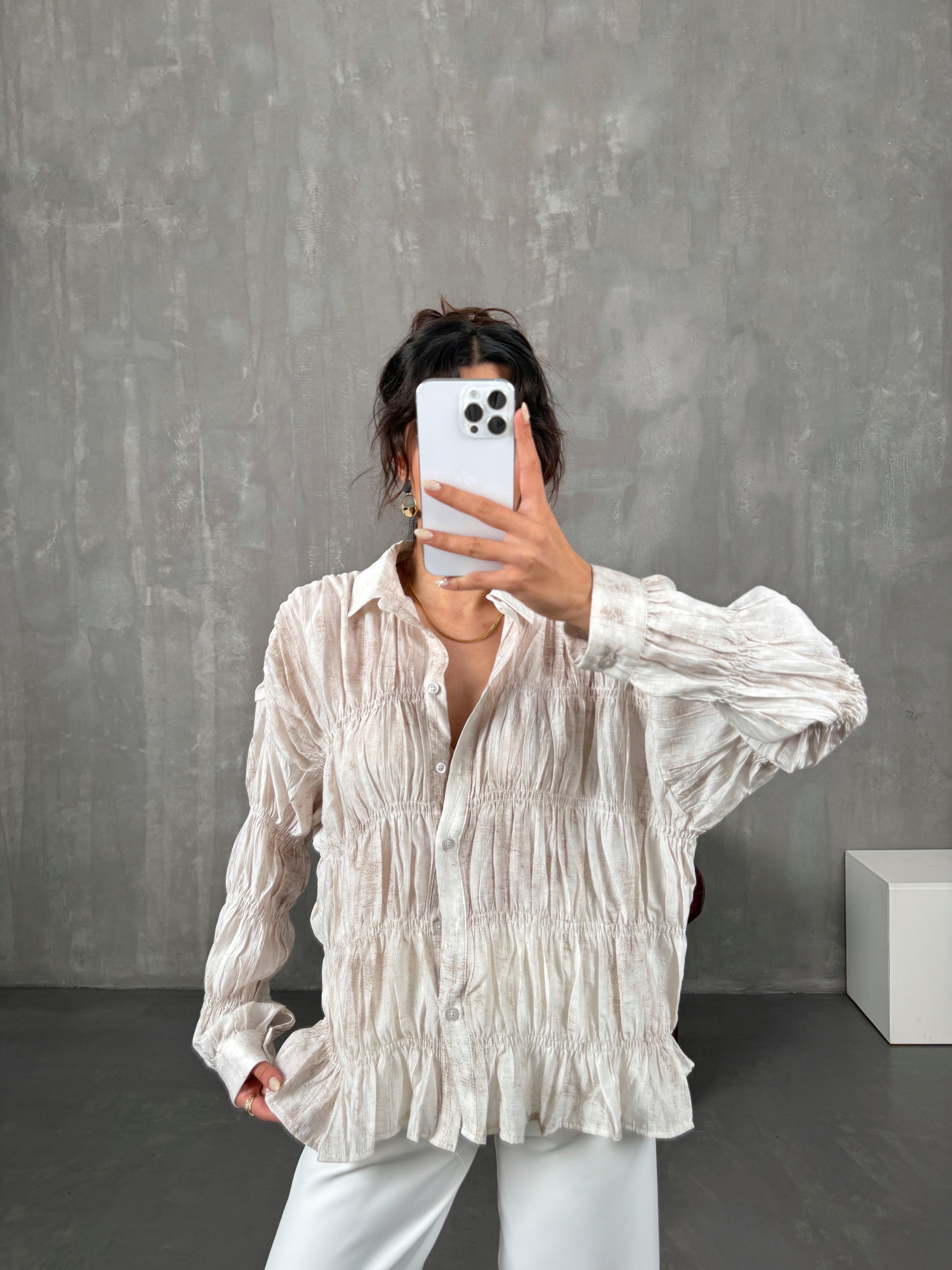 غارسي قميص لون إكرو مزين بالمطاط مُعادل لماسّي