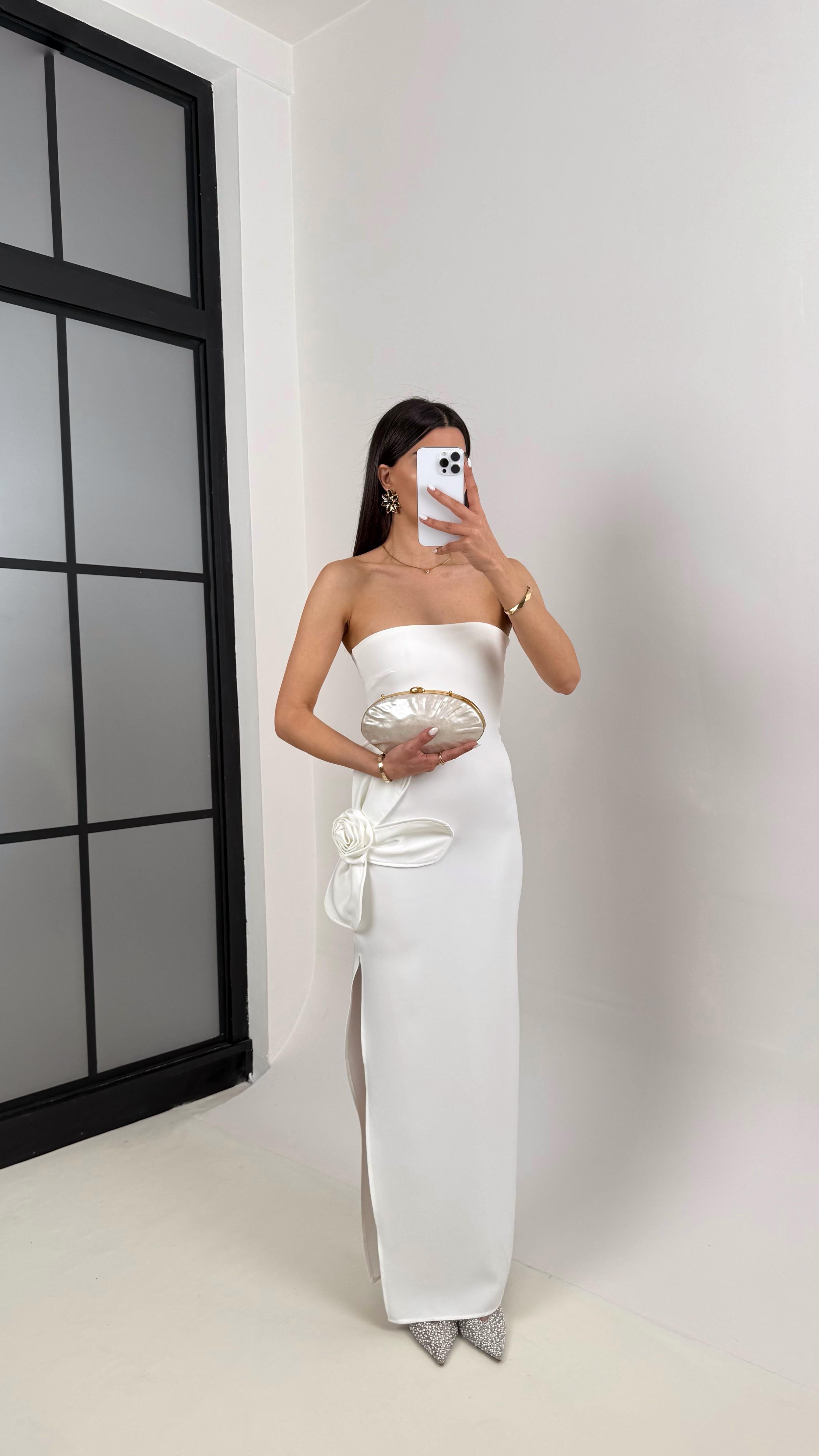 Beyaz Çiçek Detaylı Yırtmaçlı Elbise Gaus00365GausELBİSEGU1001878