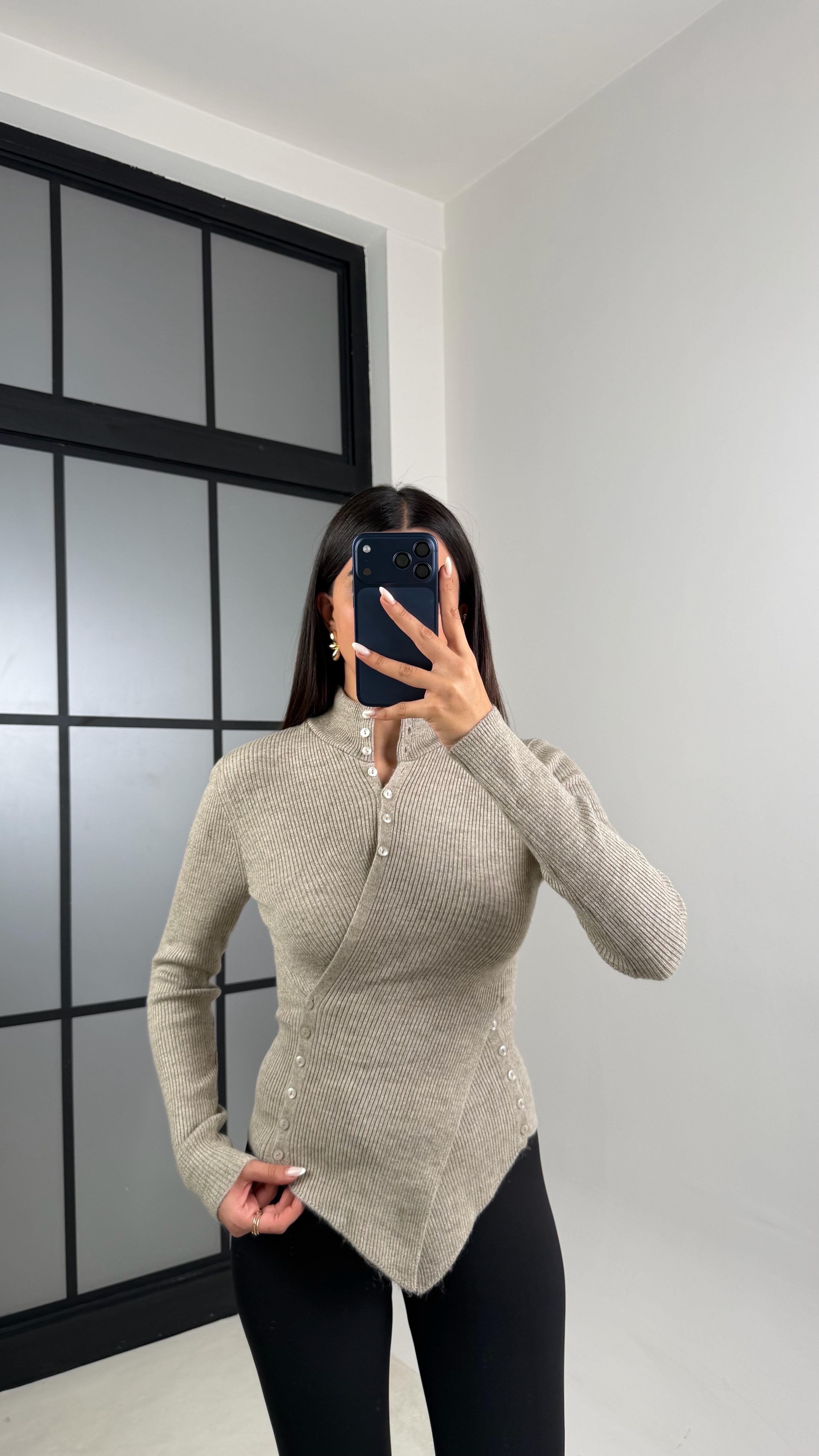 Vizon Boğazlı Asimetrik Düğme Detaylı Triko Kazak GAUS-00581GAUS الكنزات GAUS-00581