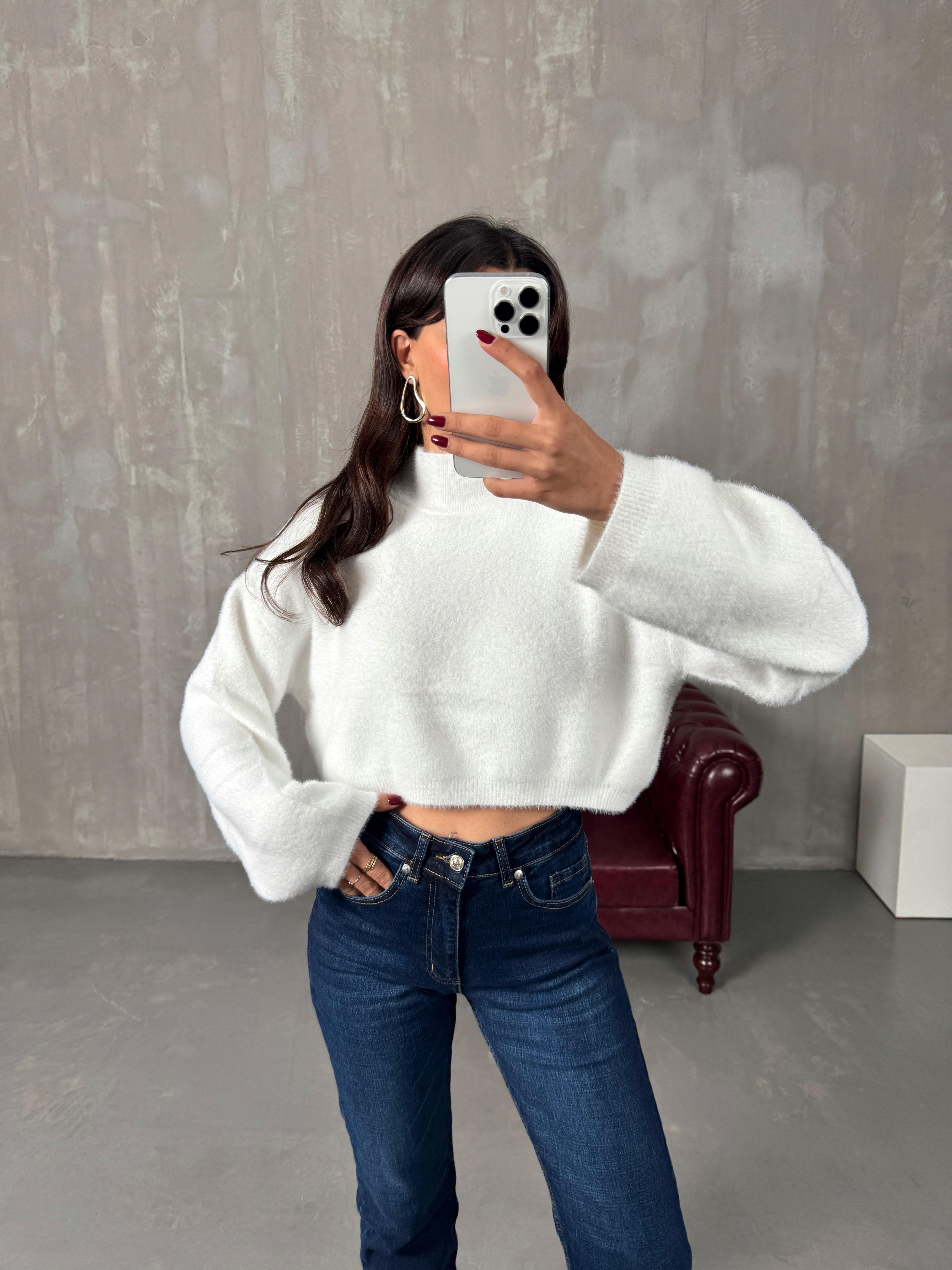 Poke Beyaz Yarım Balıkçı Yaka Yumoş Kazak