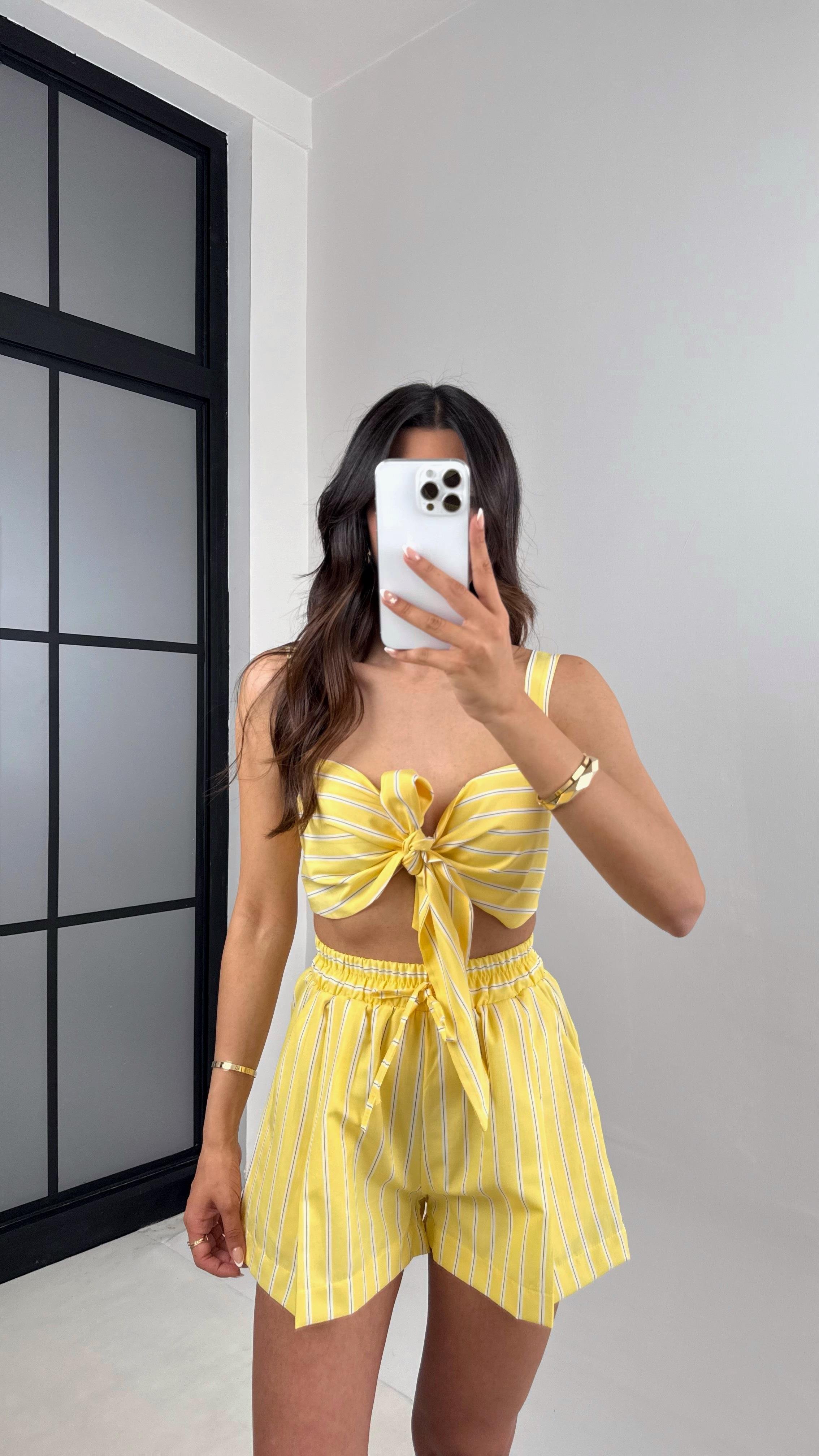 Sarı Çizgili Fiyonk Bağlamalı Crop Beli Lastikli Şort Takım Gaus00527GausTAKIMGU1002236