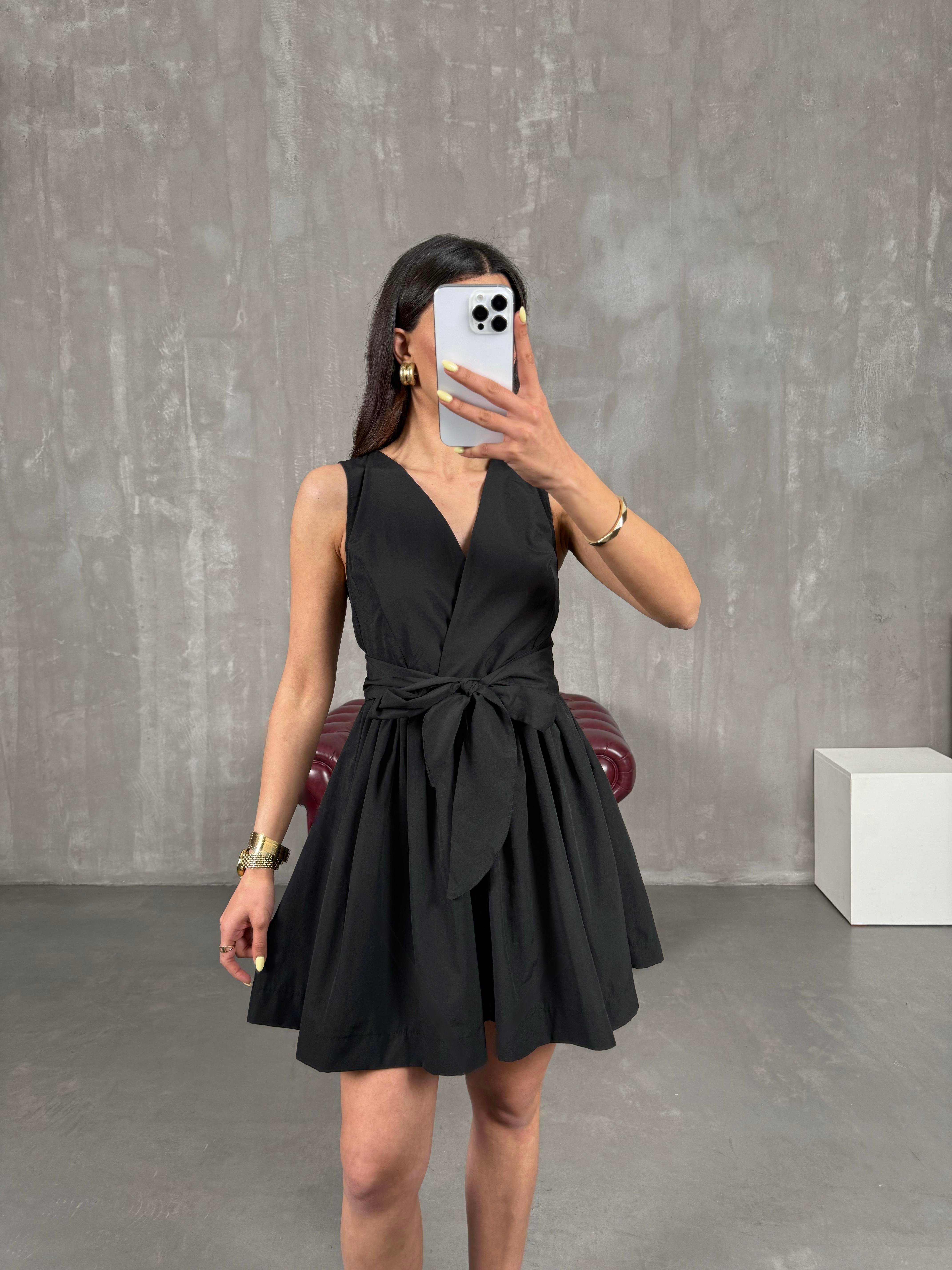 Siyah V Yaka Kuşaklı Volanlı Elbise Gaus00137GausELBİSEGU1001312