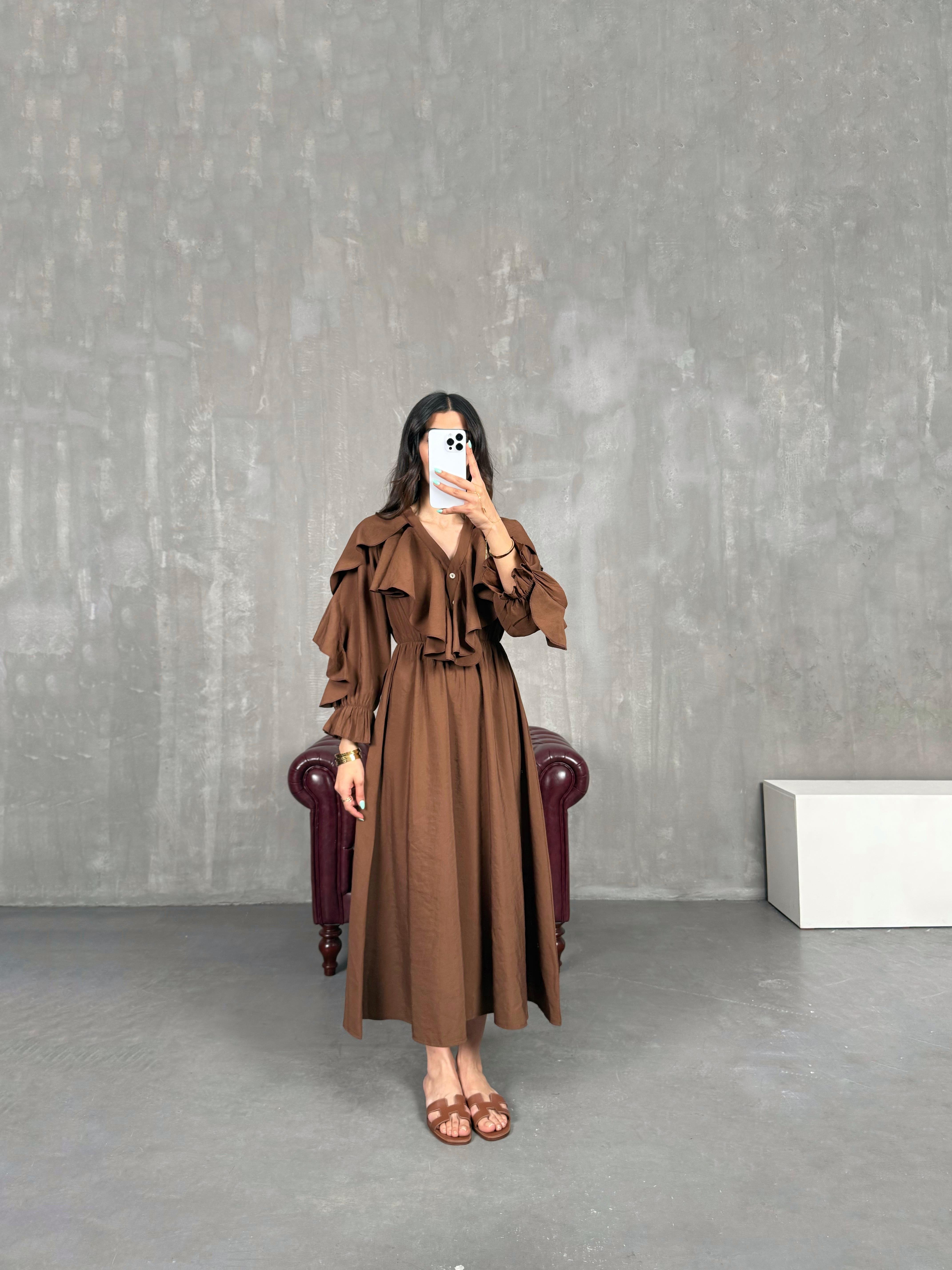 Kahve V Yakalı Önü Düğmeli Fırfır Detaylı Elbise Gaus00227GausELBİSEGU1001527