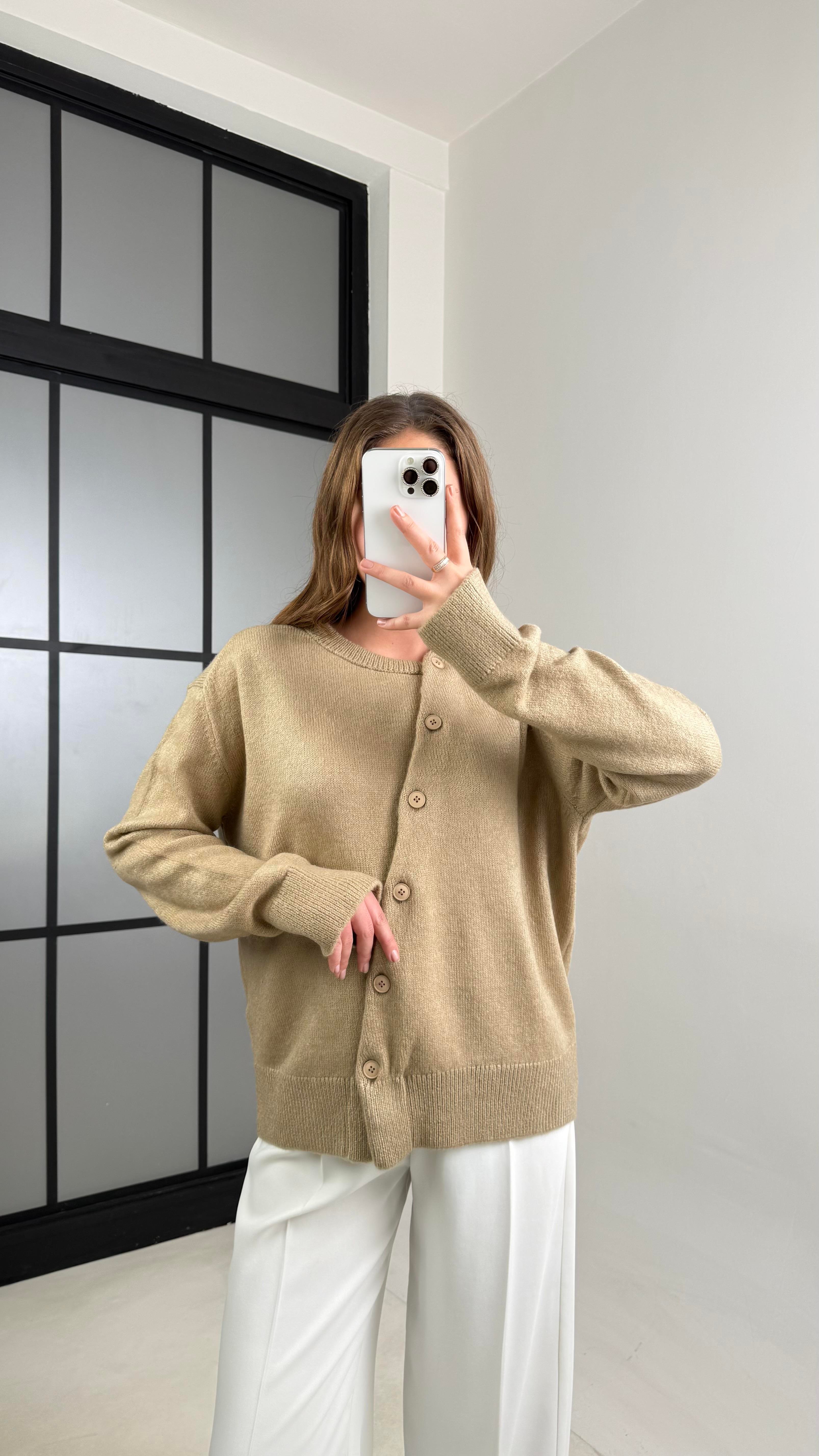 Bej Asimetrik Düğmeli Triko Hırka GAUS-00925GAUSHIRKAGAUS-00925