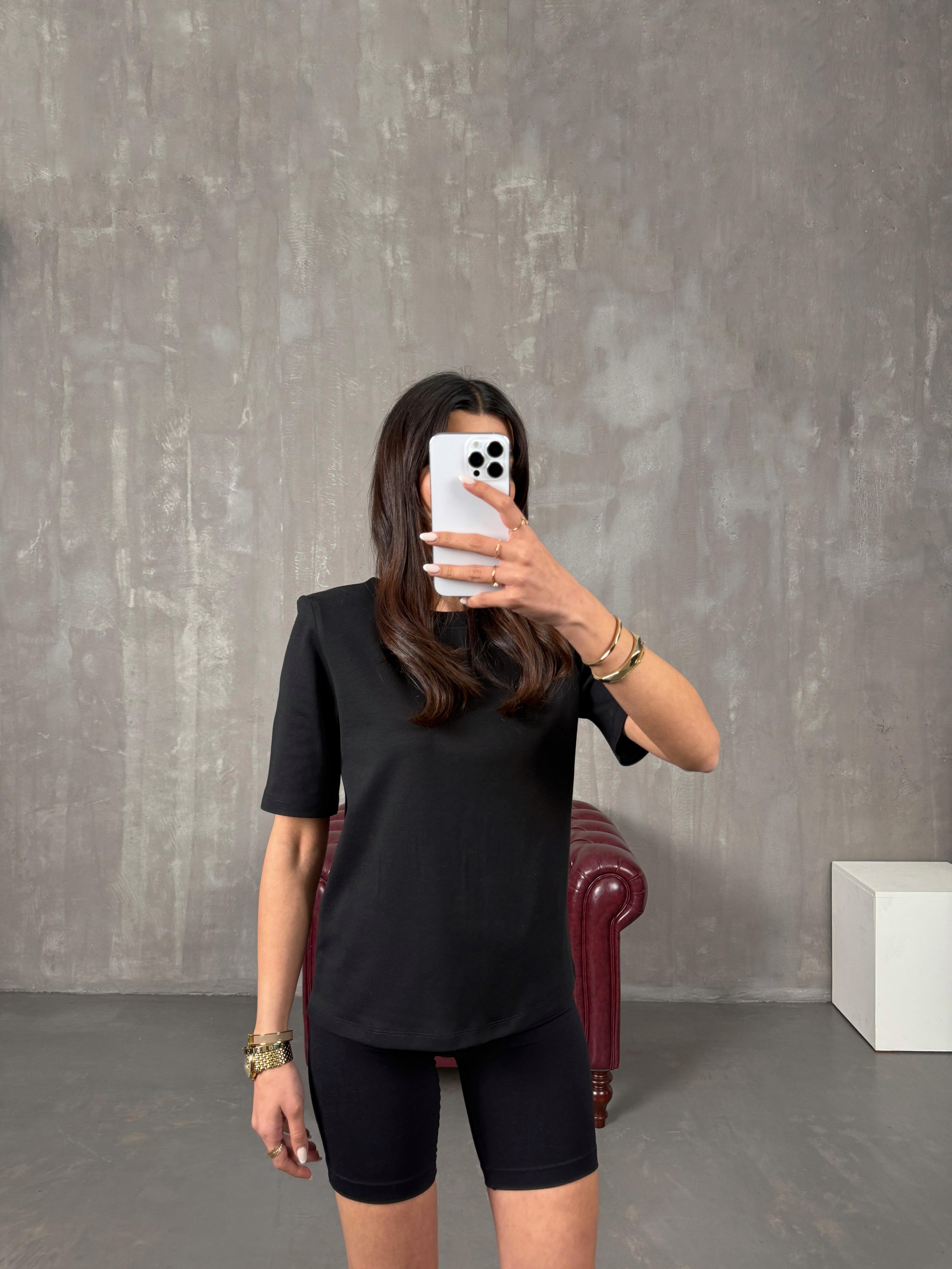 مارجي تيشيرت أسود بيسيك بياقة دائرية وأكتاف مبطنة