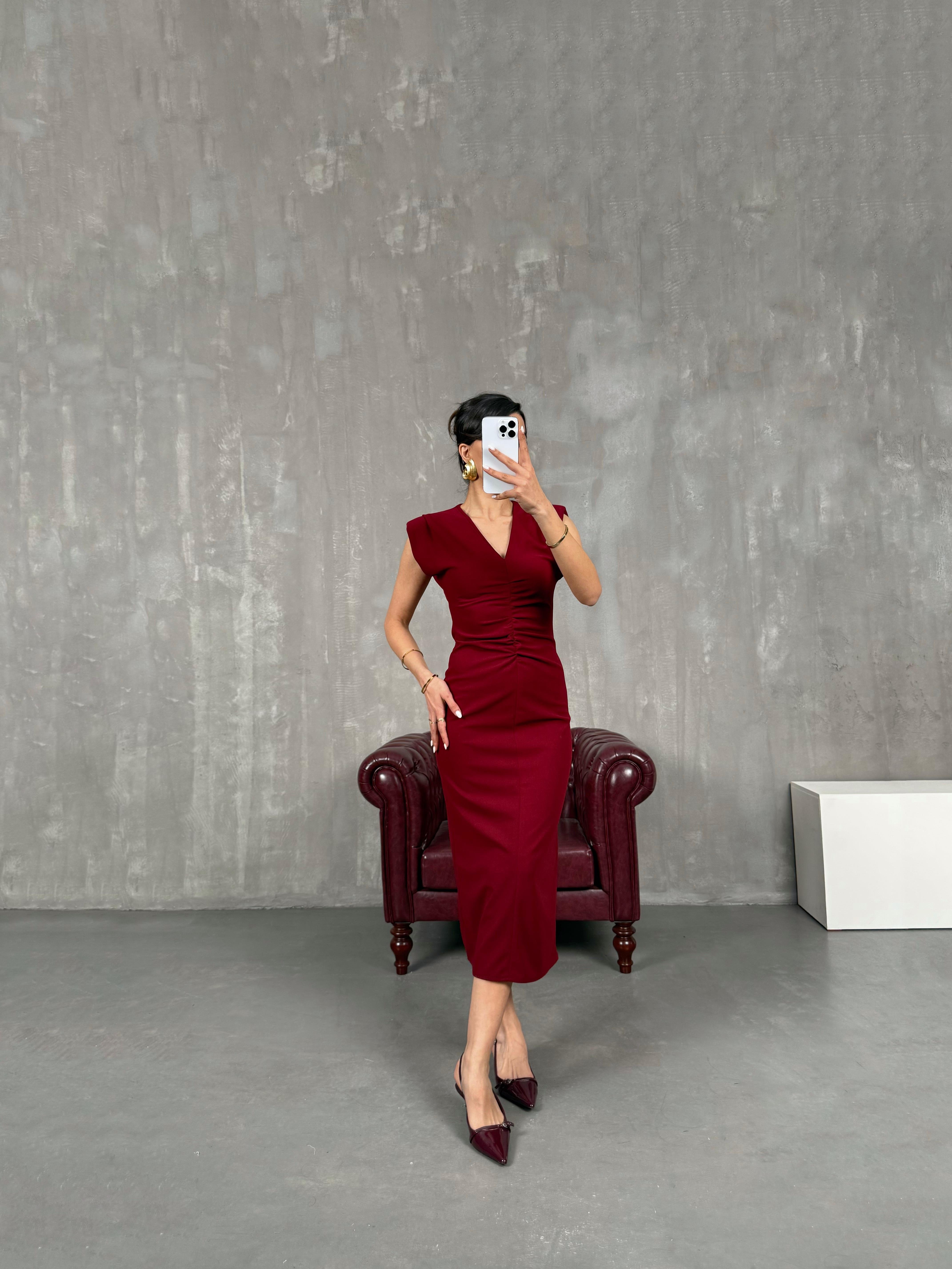 فستان بوردو بأكتاف مبطنة وياقة شكل V مع درابية في الأمام Gaus00056