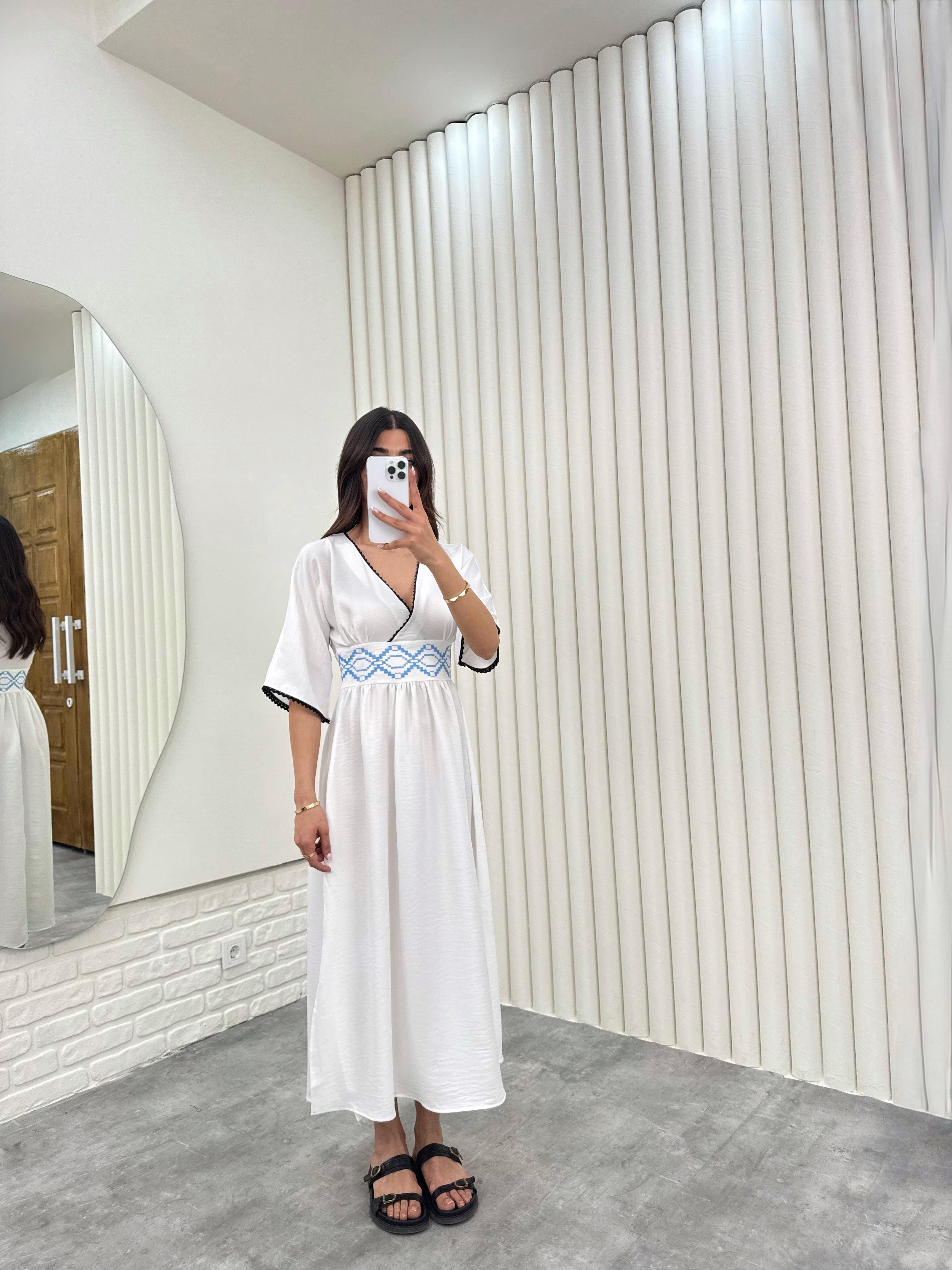 Beyaz V Yaka Beli Mavi İşlemeli Yırtmaçlı Keten Elbise Gaus00297GausELBİSEGU1001683