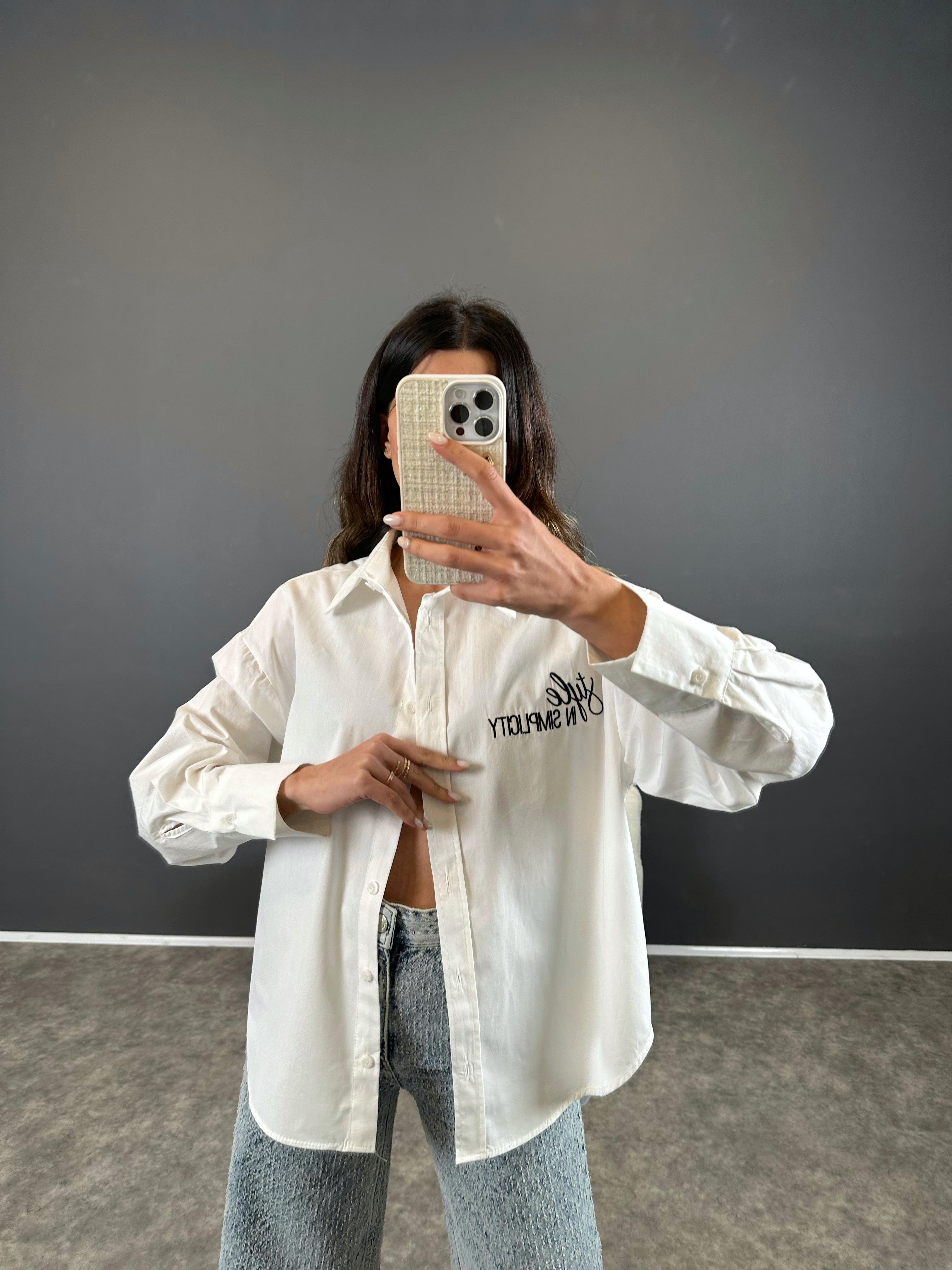 Beyaz Ön ve Arka Yazı Baskılı Gömlek