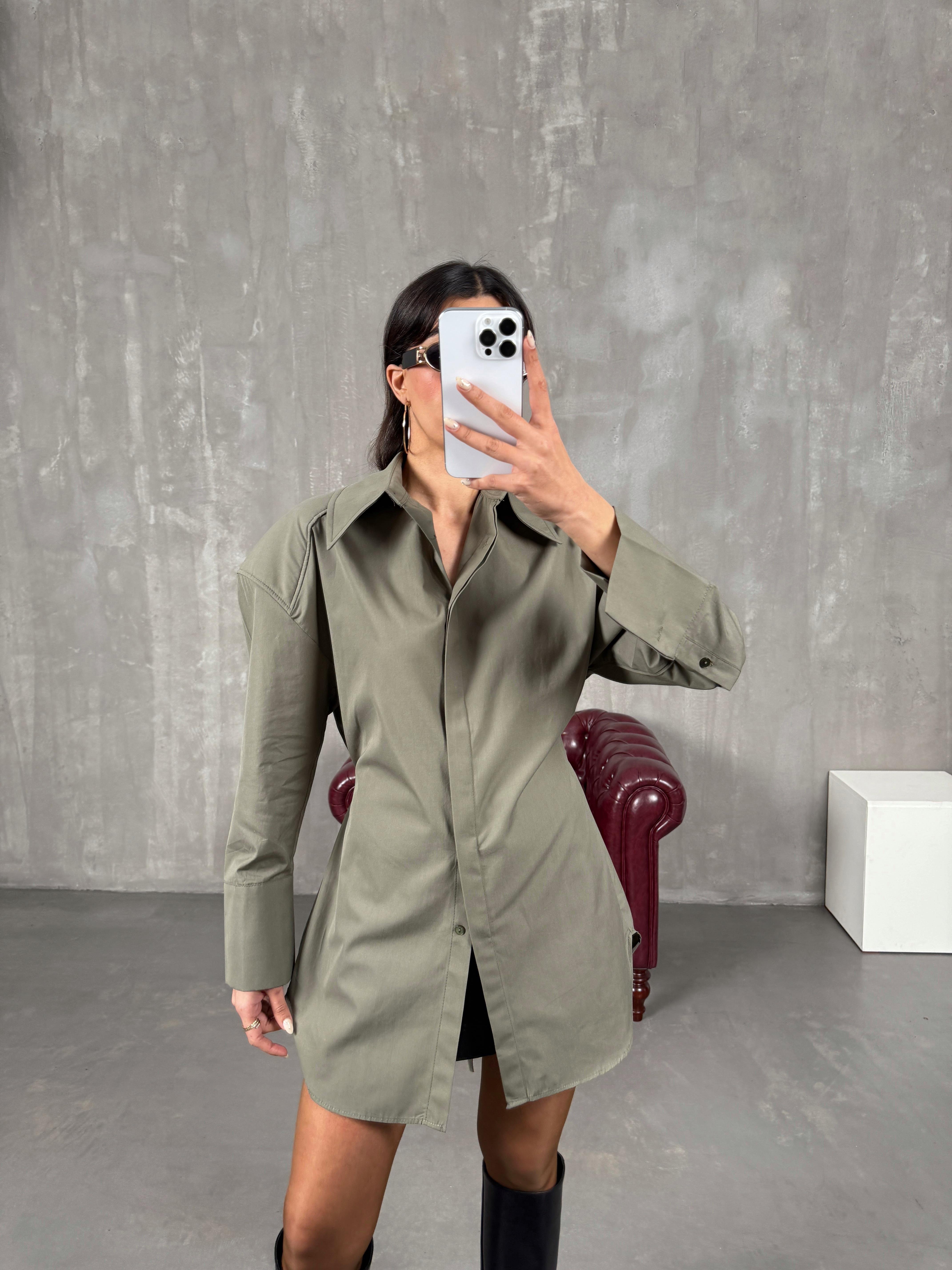 بوفي قميص كاكي بأكتاف مبطنة وتفاصيل أربطة