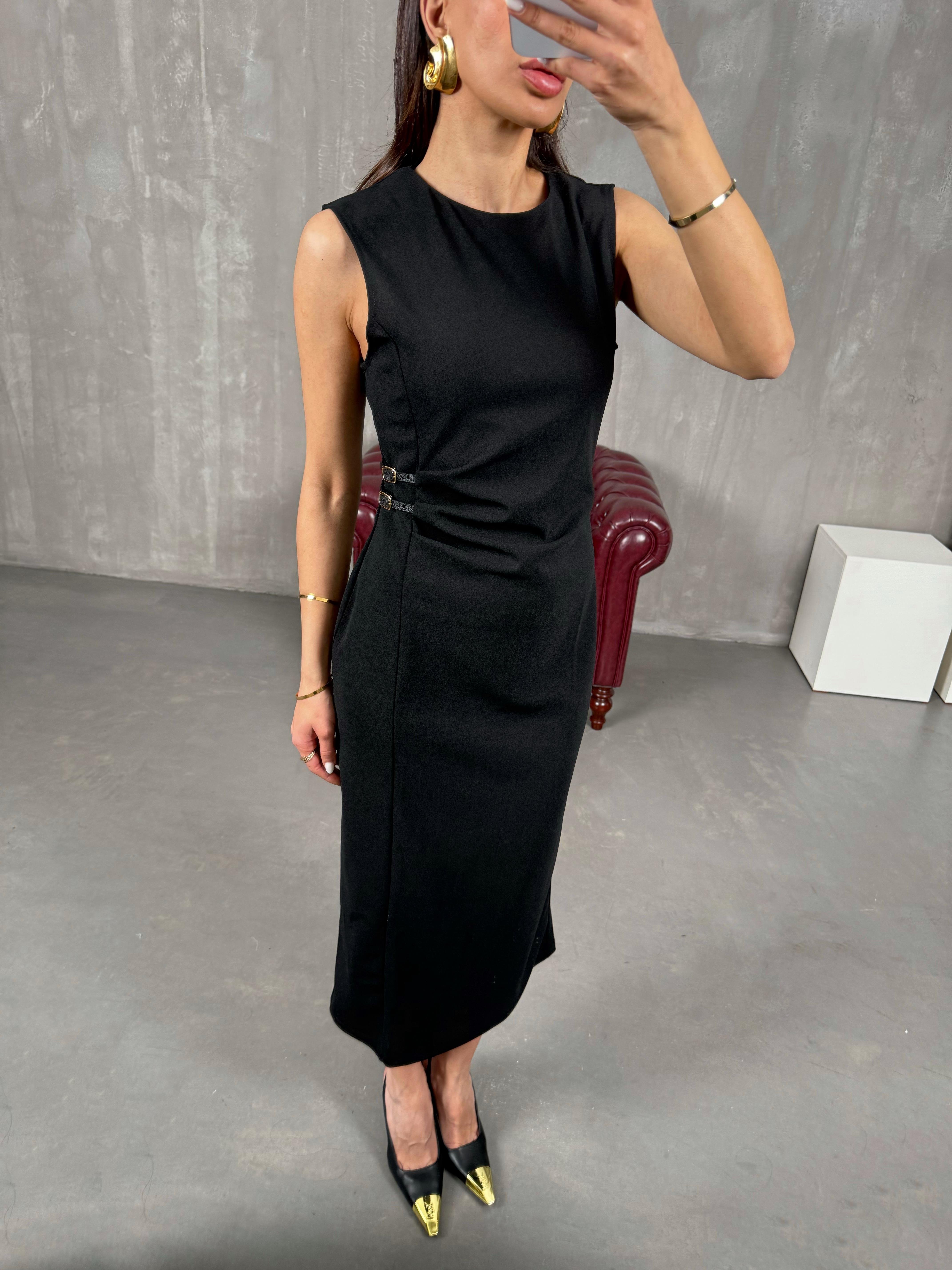 فستان أسود بتفاصيل حزام جانبي صغير Gaus00055