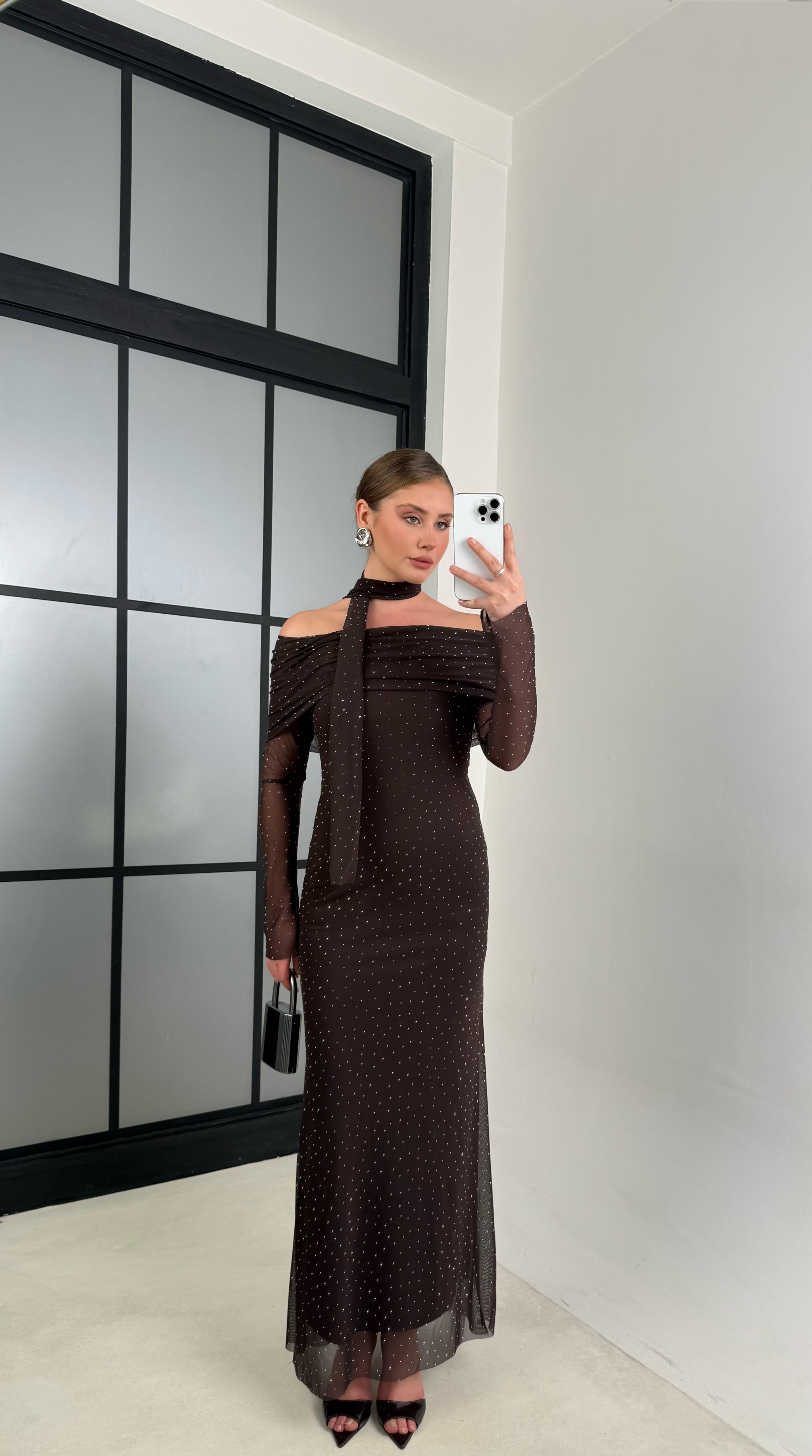 Acı Kahve Madonna Yaka Taşlı Fularlı Tasarım Elbise GAUS-00716GAUSELBİSEGAUS-00716