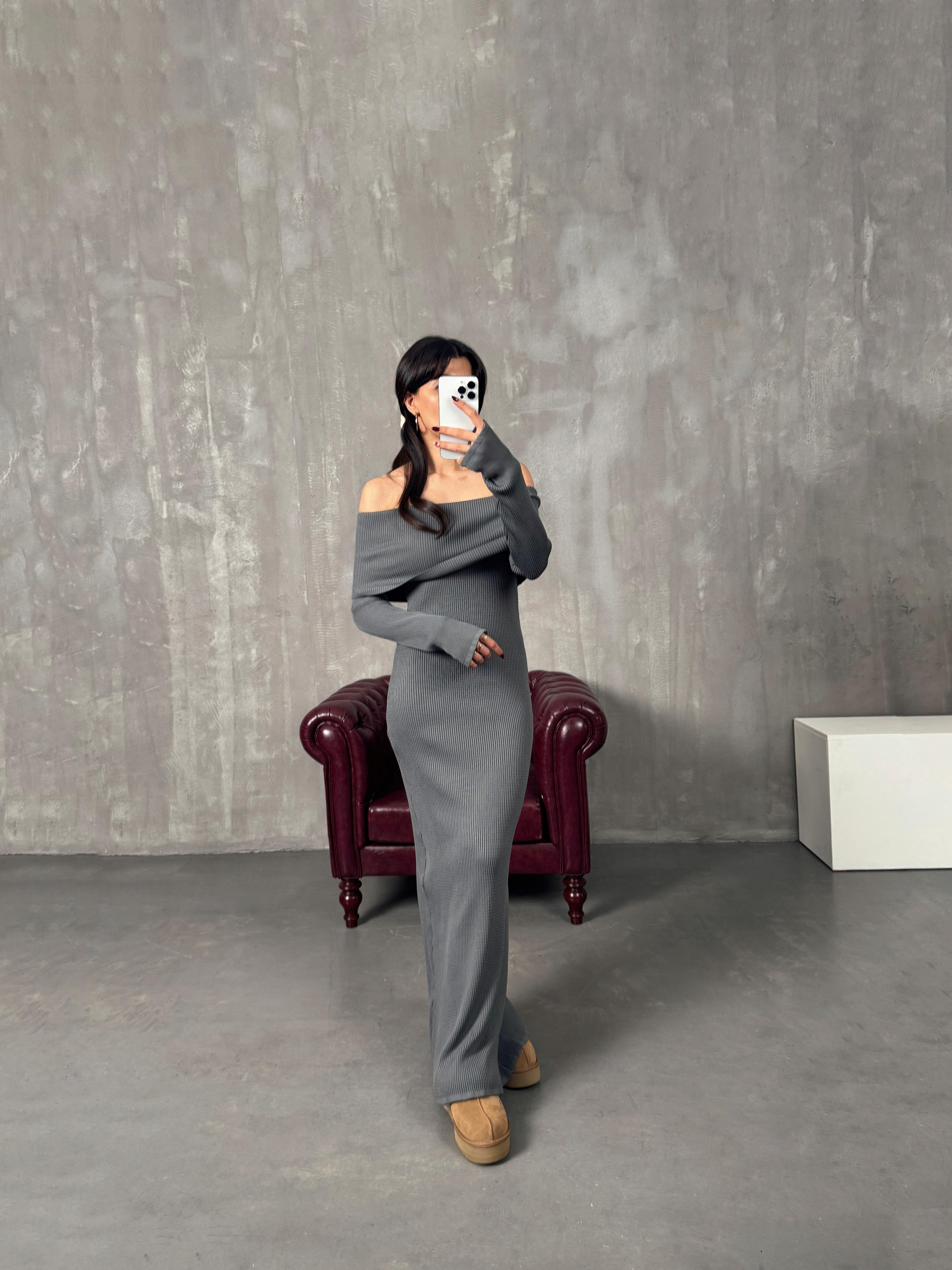 لادين فستان تريكو ناعم مضلّع رمادي بياقة مادونا