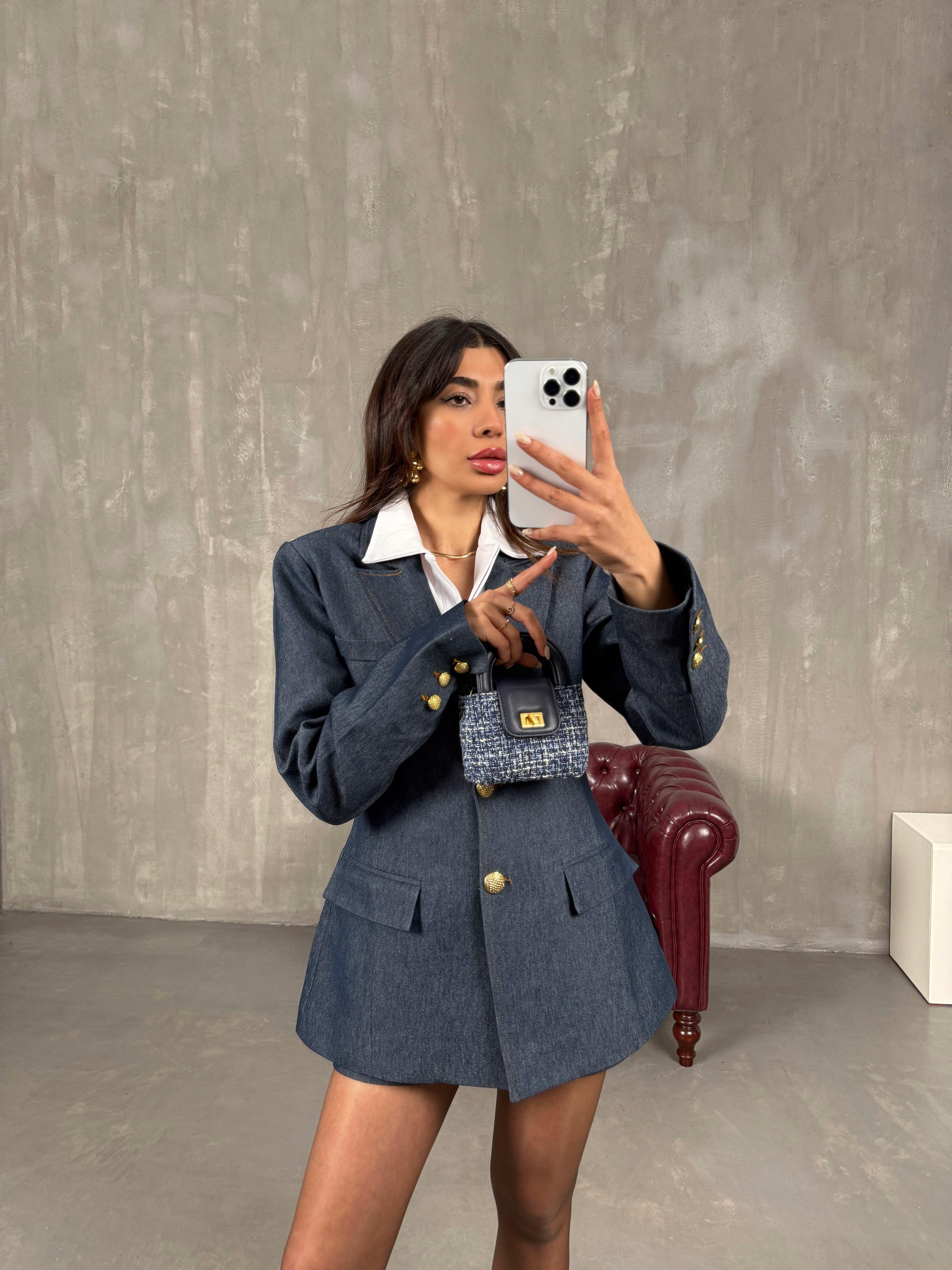 نادين جاكيت دينيم أزرق مبطّن وبأكتاف مبطنة ضيق عند الخصر