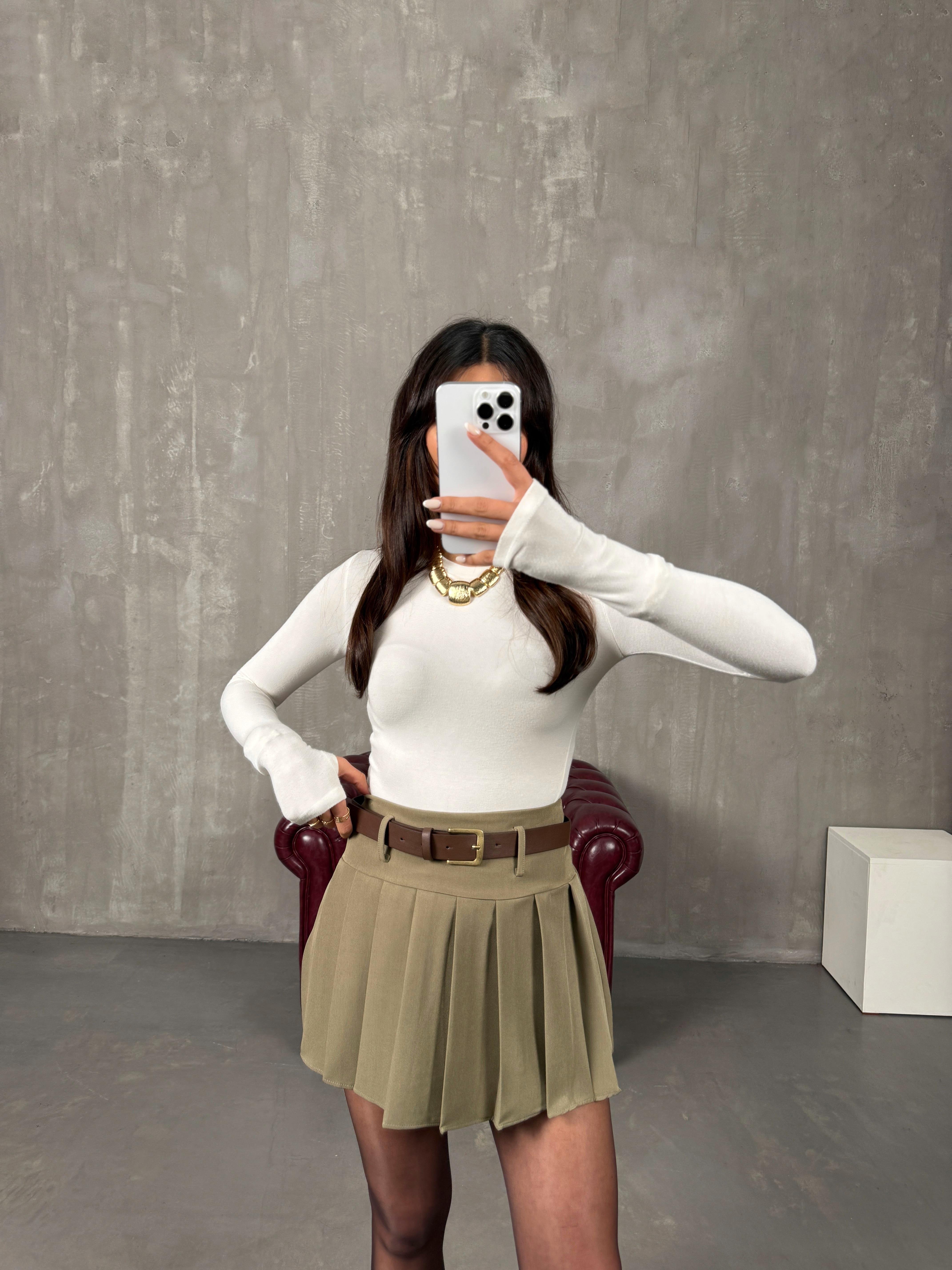 بيير تنورة شورت لون كاكي بطيات مع حزام