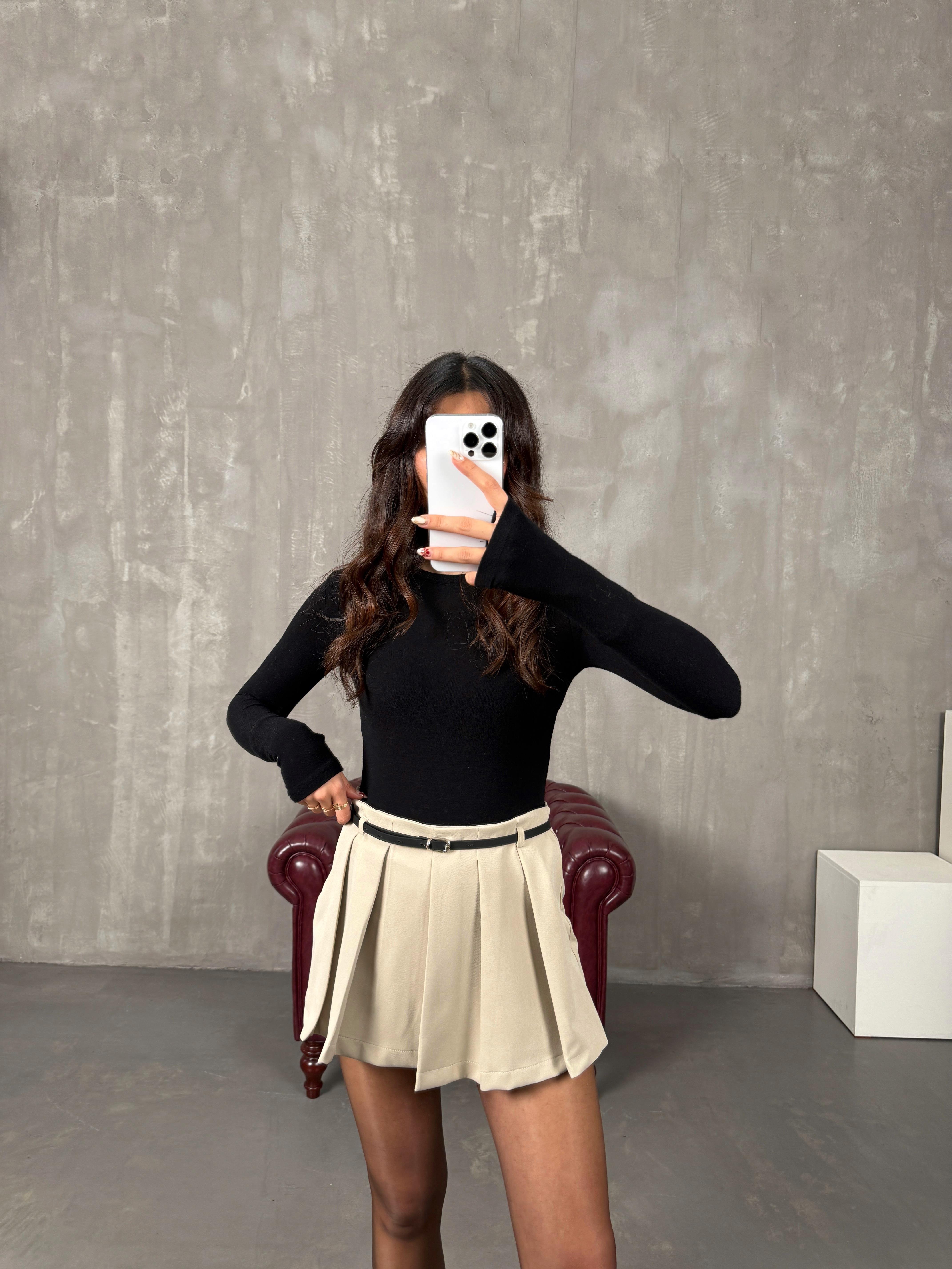 ليفين تنورة شورت لون حجري بطيات مع حزام