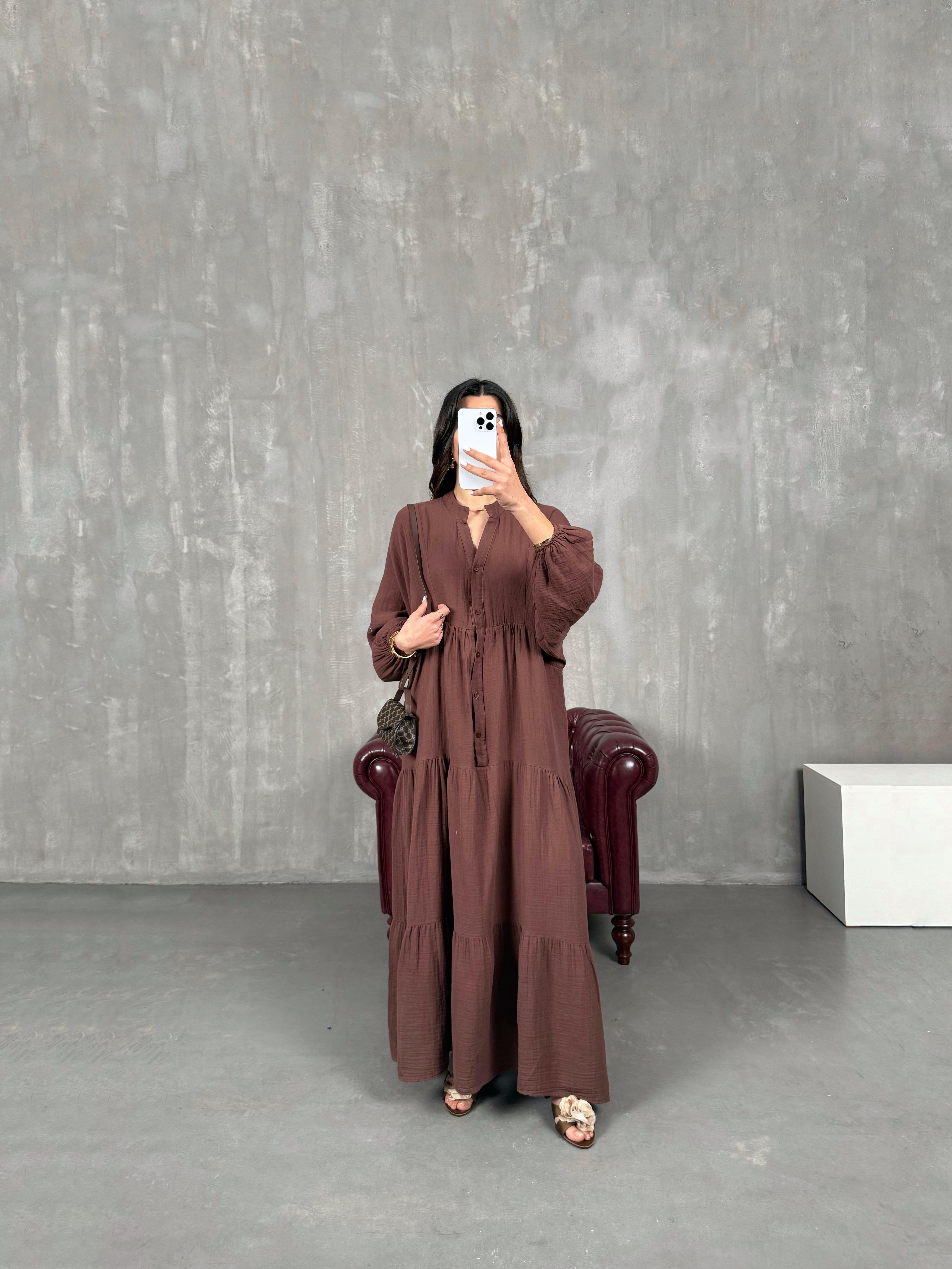 موفين فستان بني مبطّن قماس موسلين بياقة حاكم وزر علوي