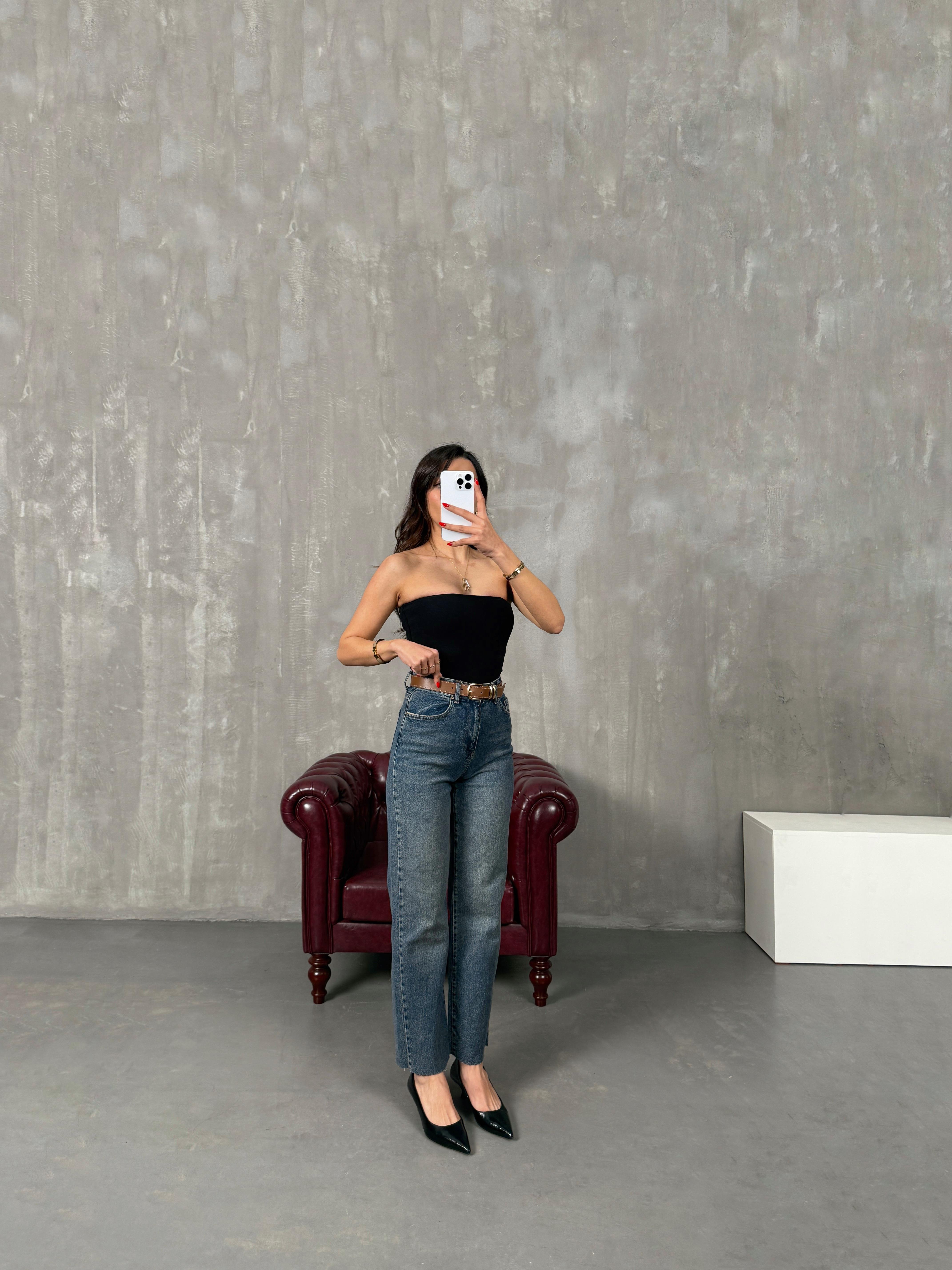 ليزا جينز خصر مرتفع أزرق بتأثير باهت ساق مقصوصة مع حزام بني