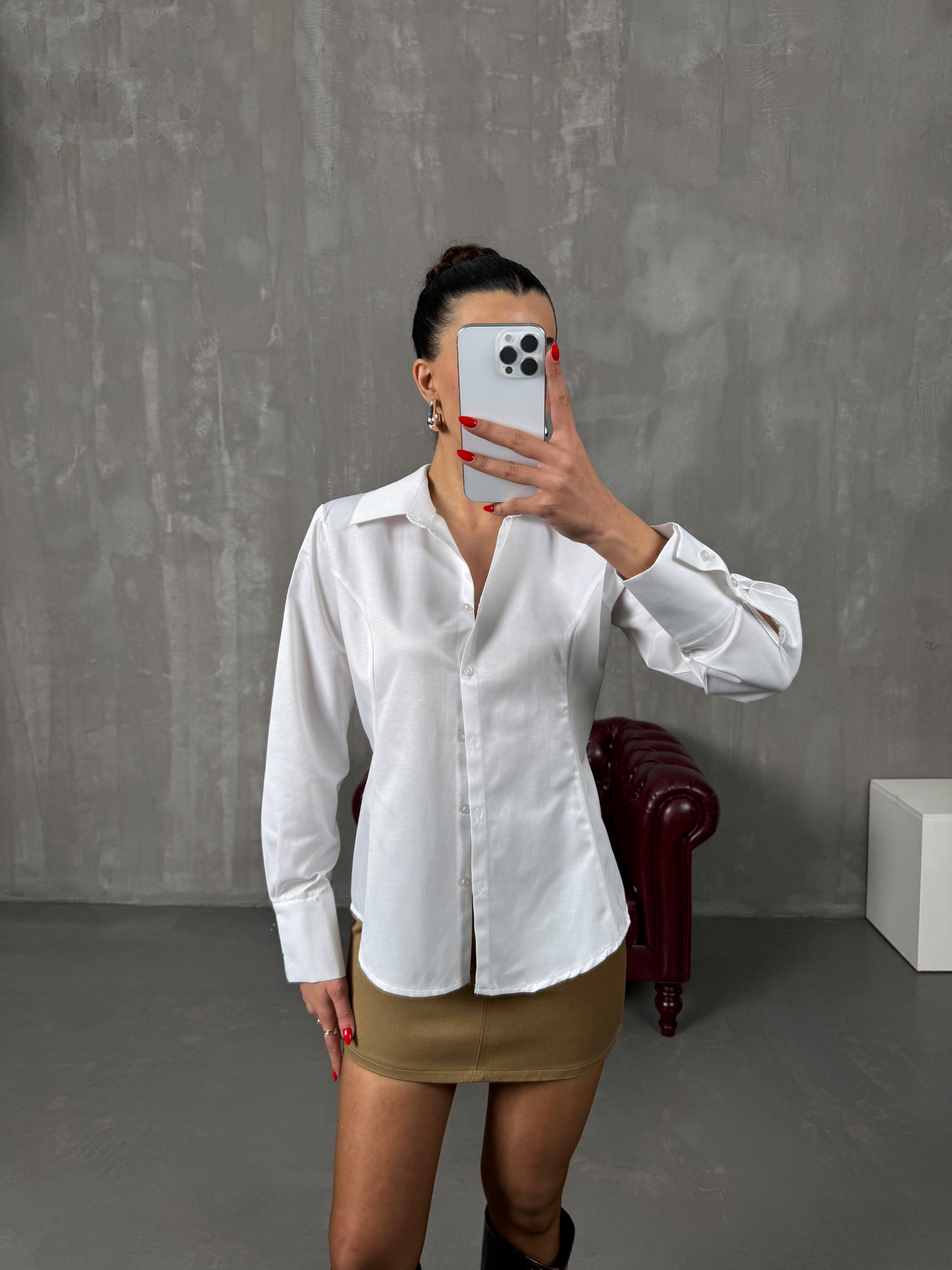 سوزا قميص أبيض بأكتاف مبطّنة