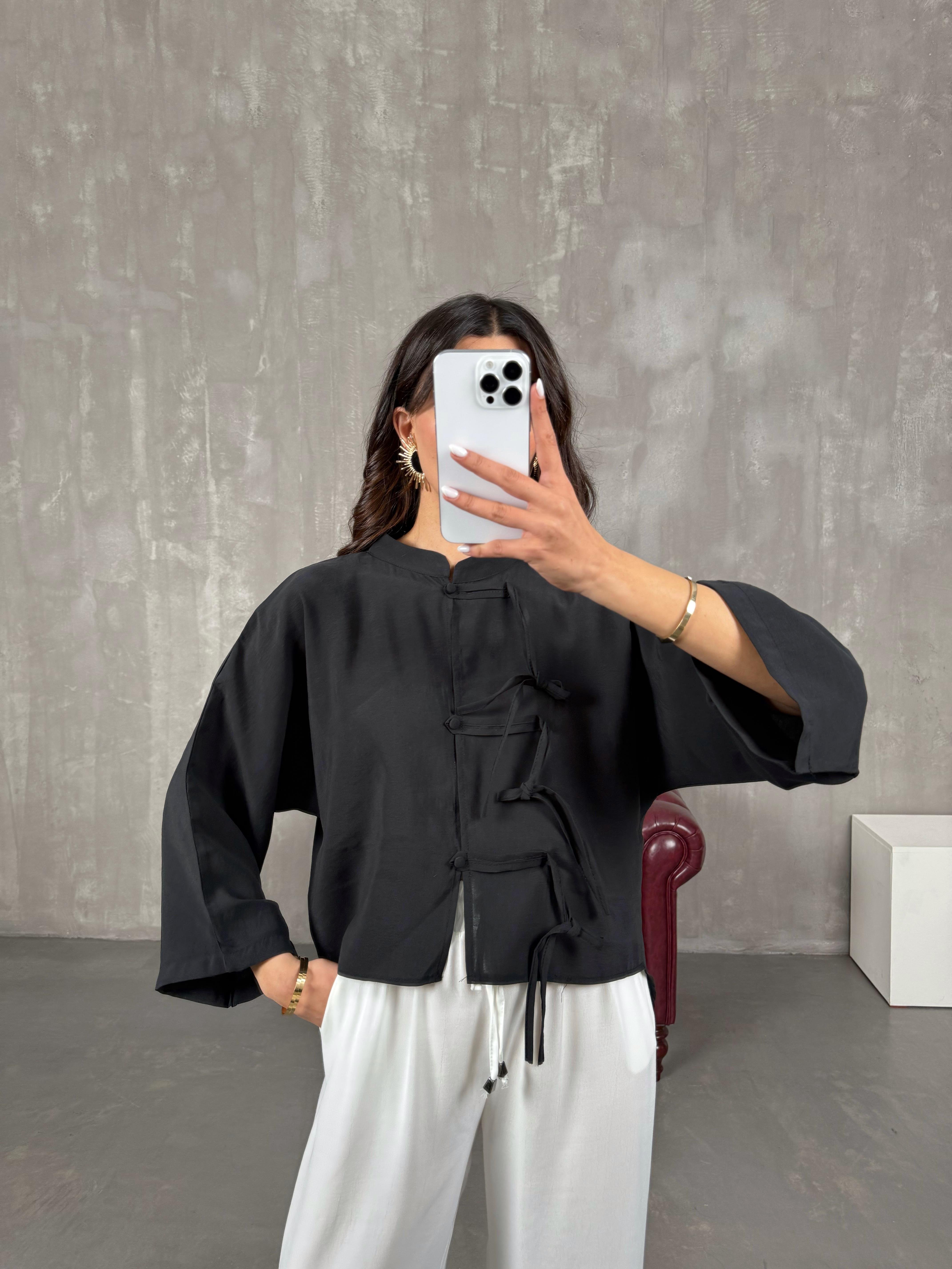 ريمي قميص اسود ياقة حاكم بتصميم مع زر