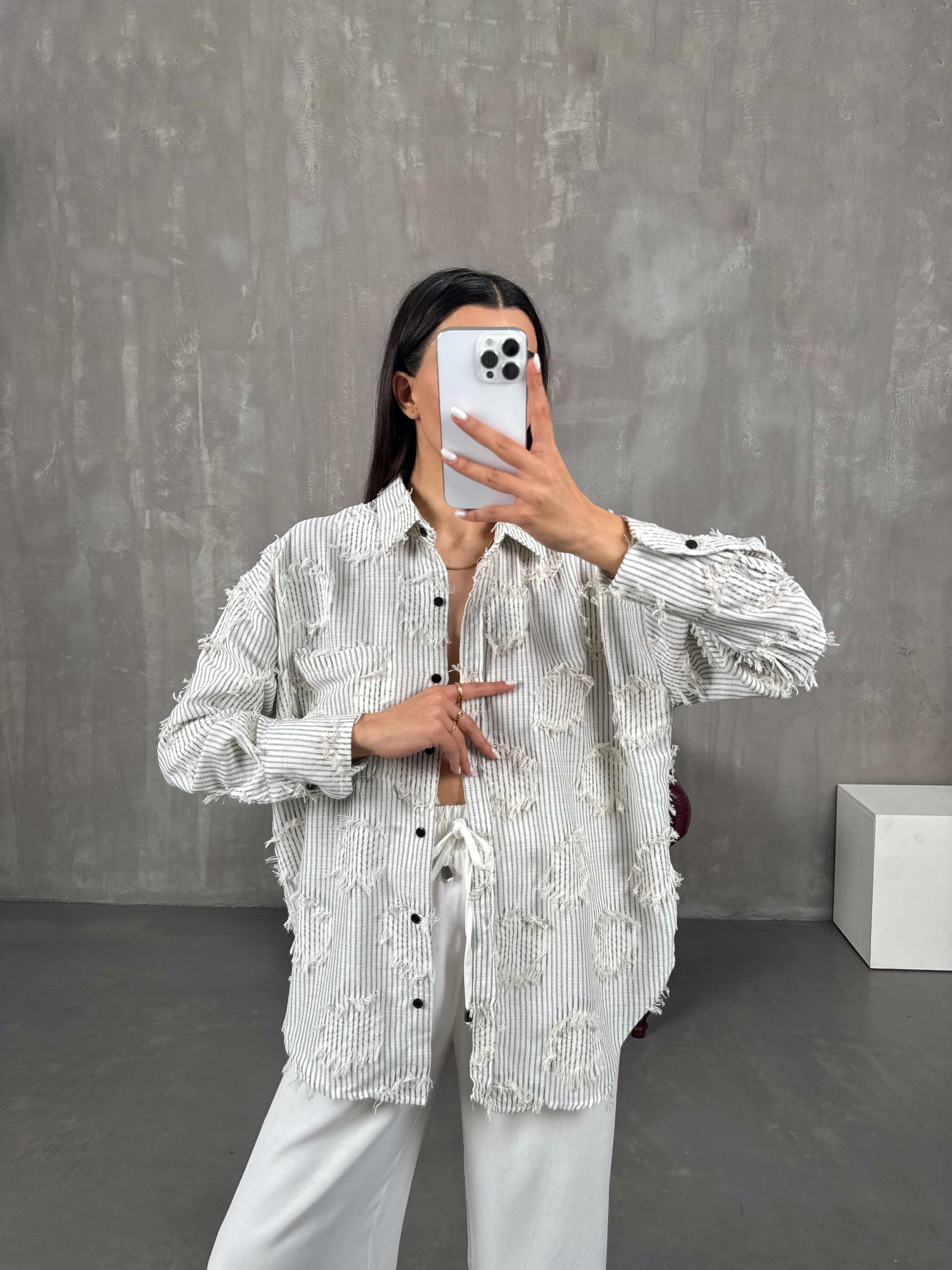 فيكسور قميص كتان أسود مخطط ومزين بشراشيب