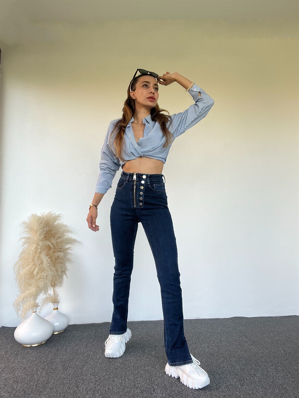 Koyu Mavi Düğmeli Yırtmaçlı Jean