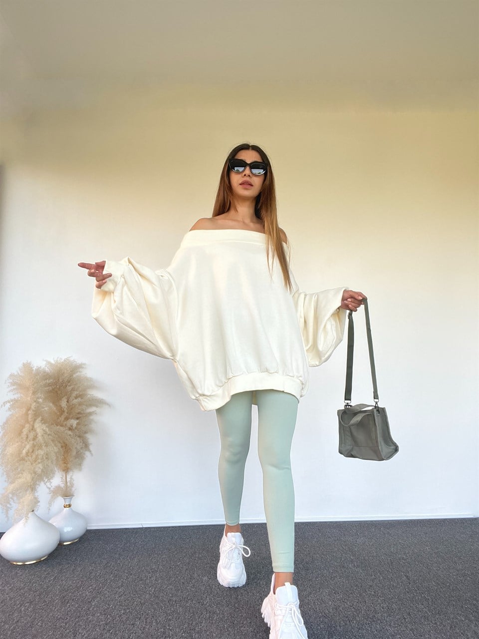 Omuz Dekolteli Yarasa Kol Oversize Ekru SweatGausSWEATSHIRTGU00495
