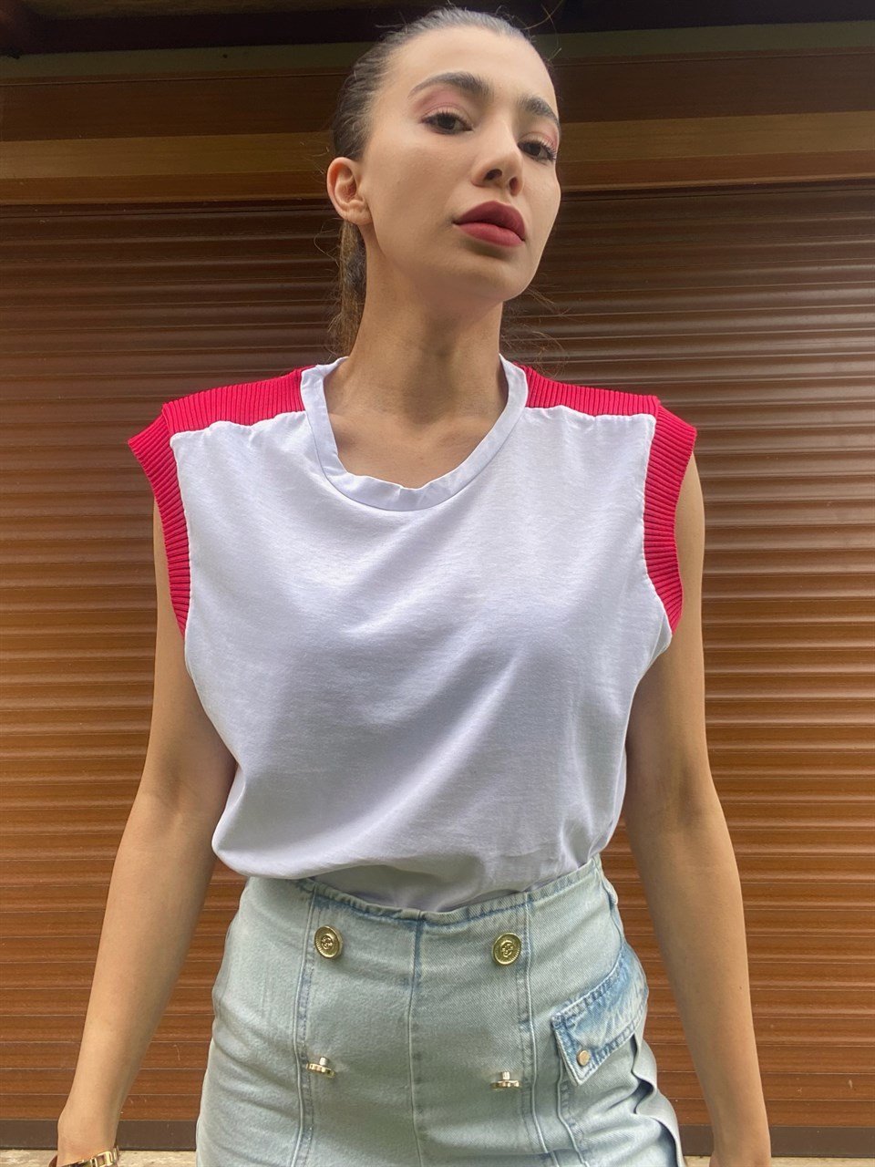 Pembe Omuz Detaylı Beyaz Tshirt