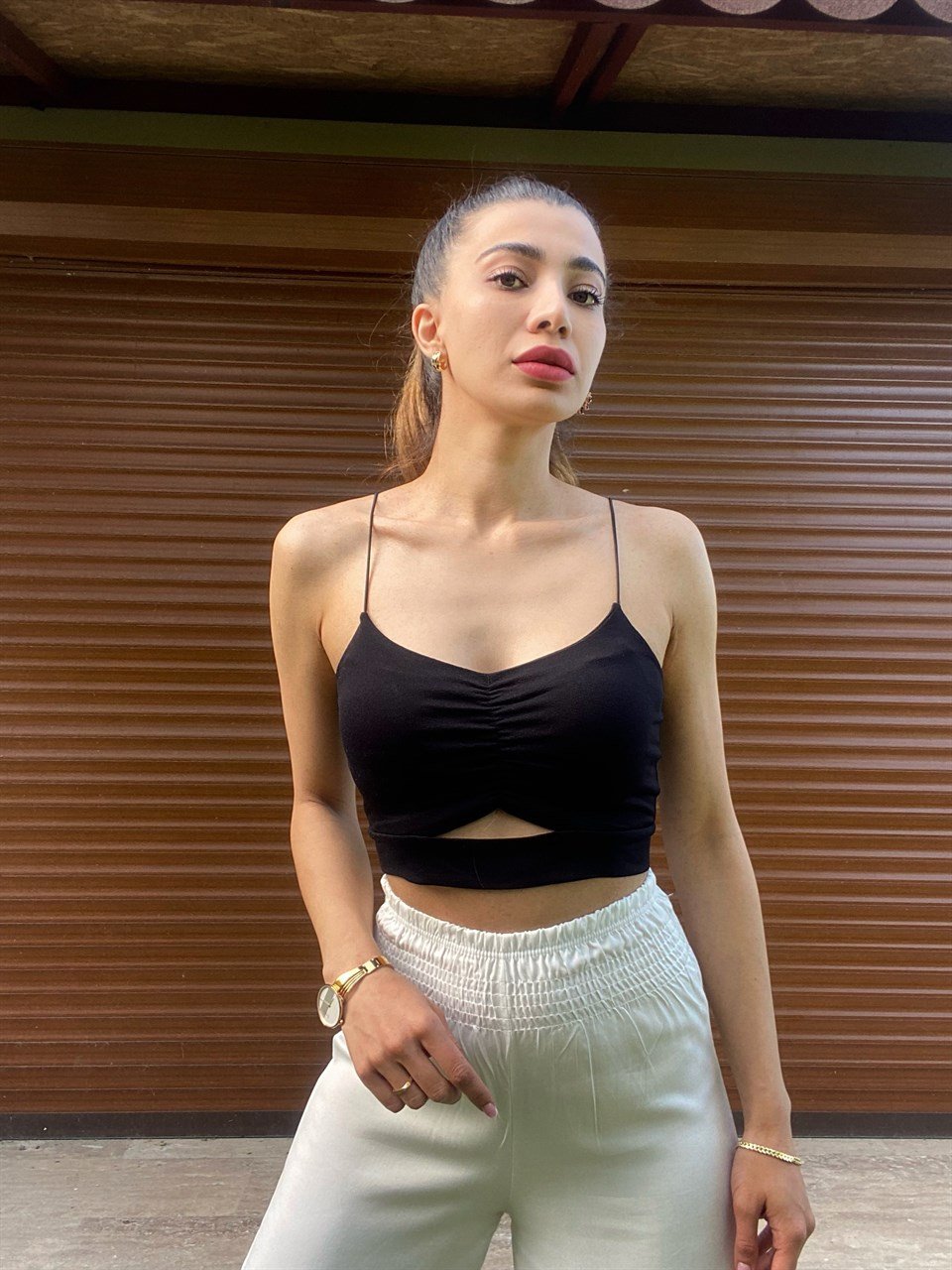 Siyah İp Askılı Dekolteli Crop