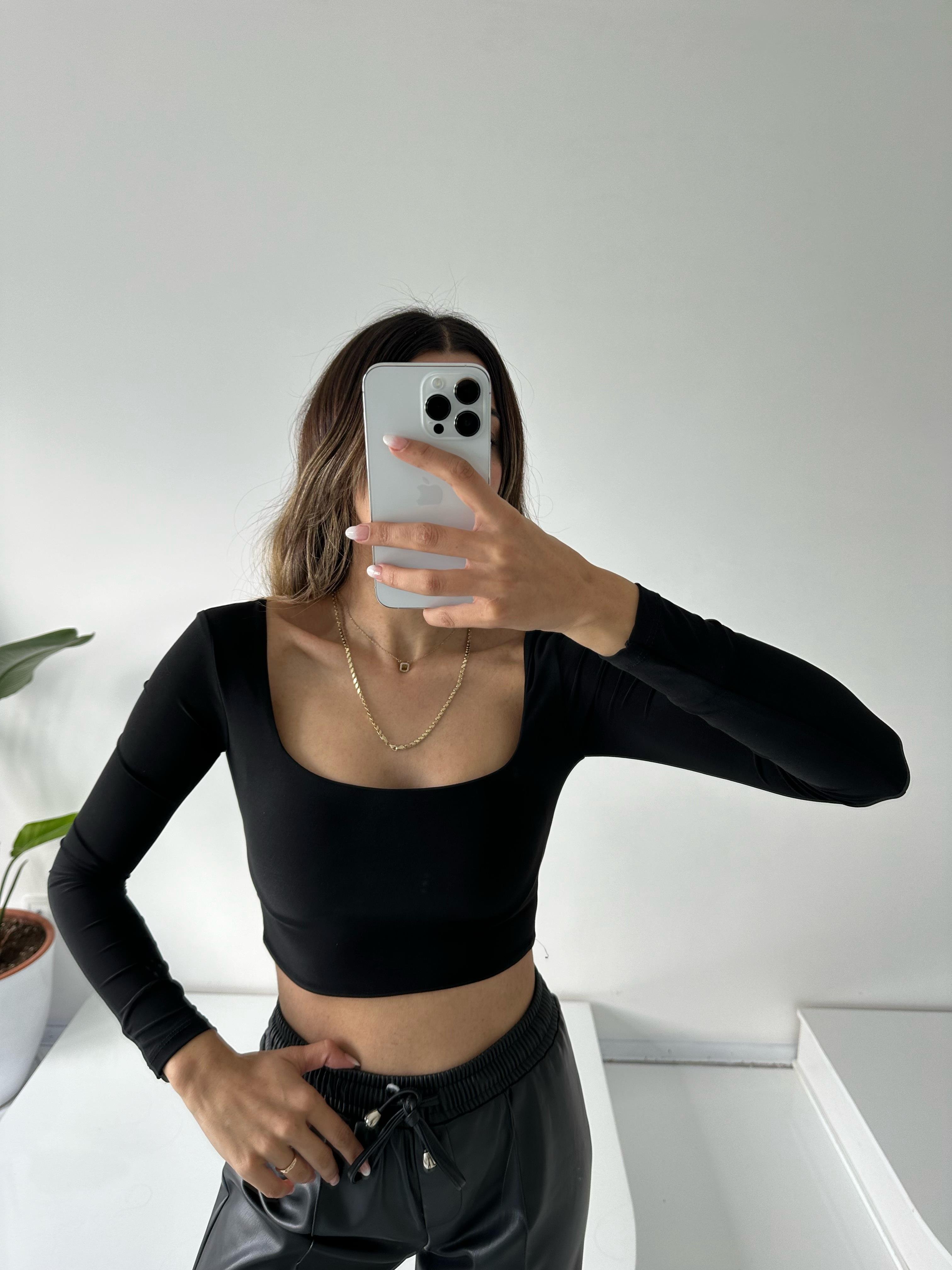 Siyah Kare Yaka Crop