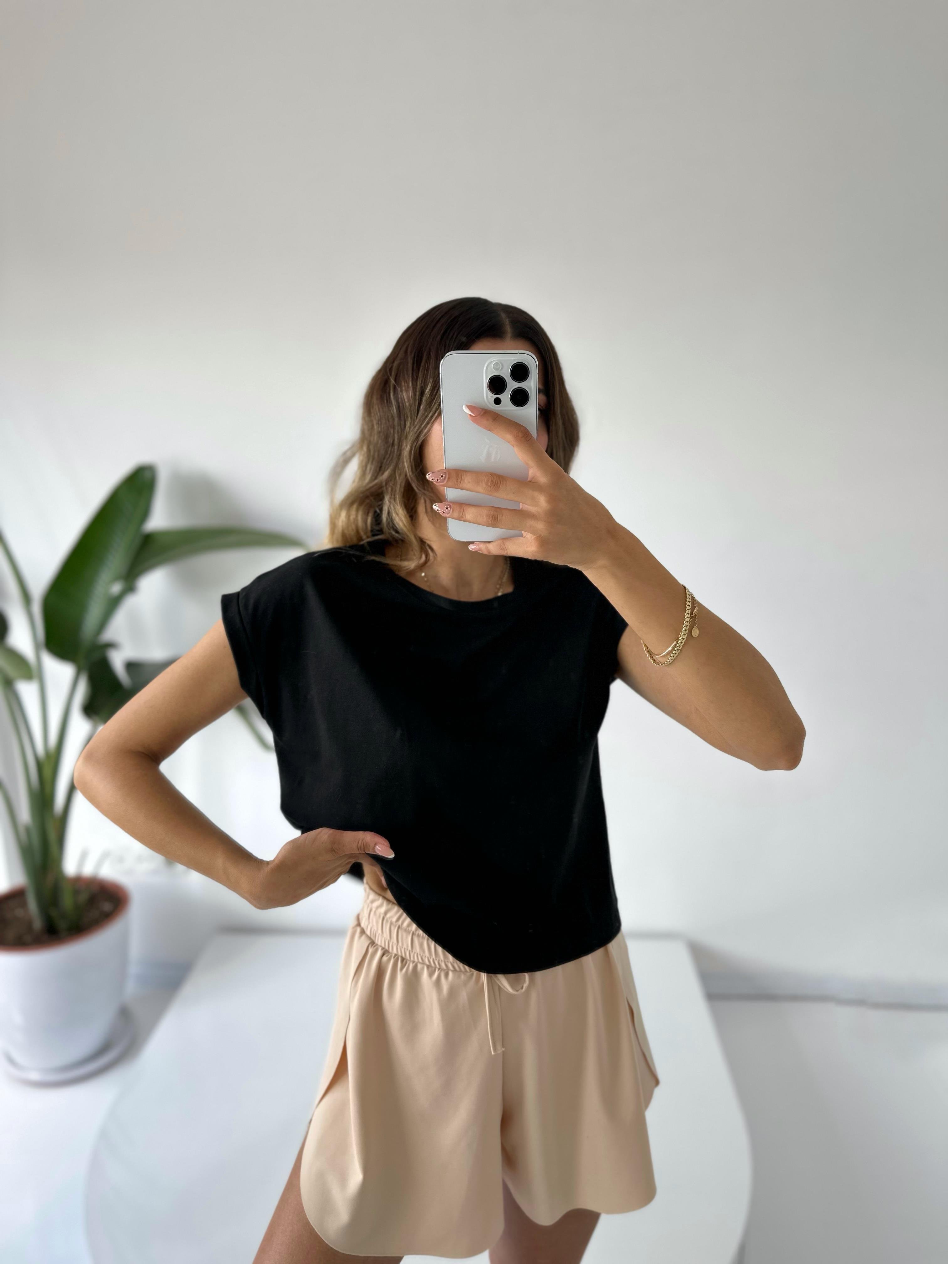 تي شيرت بيسيك أسود بأكمام قابلة للطي