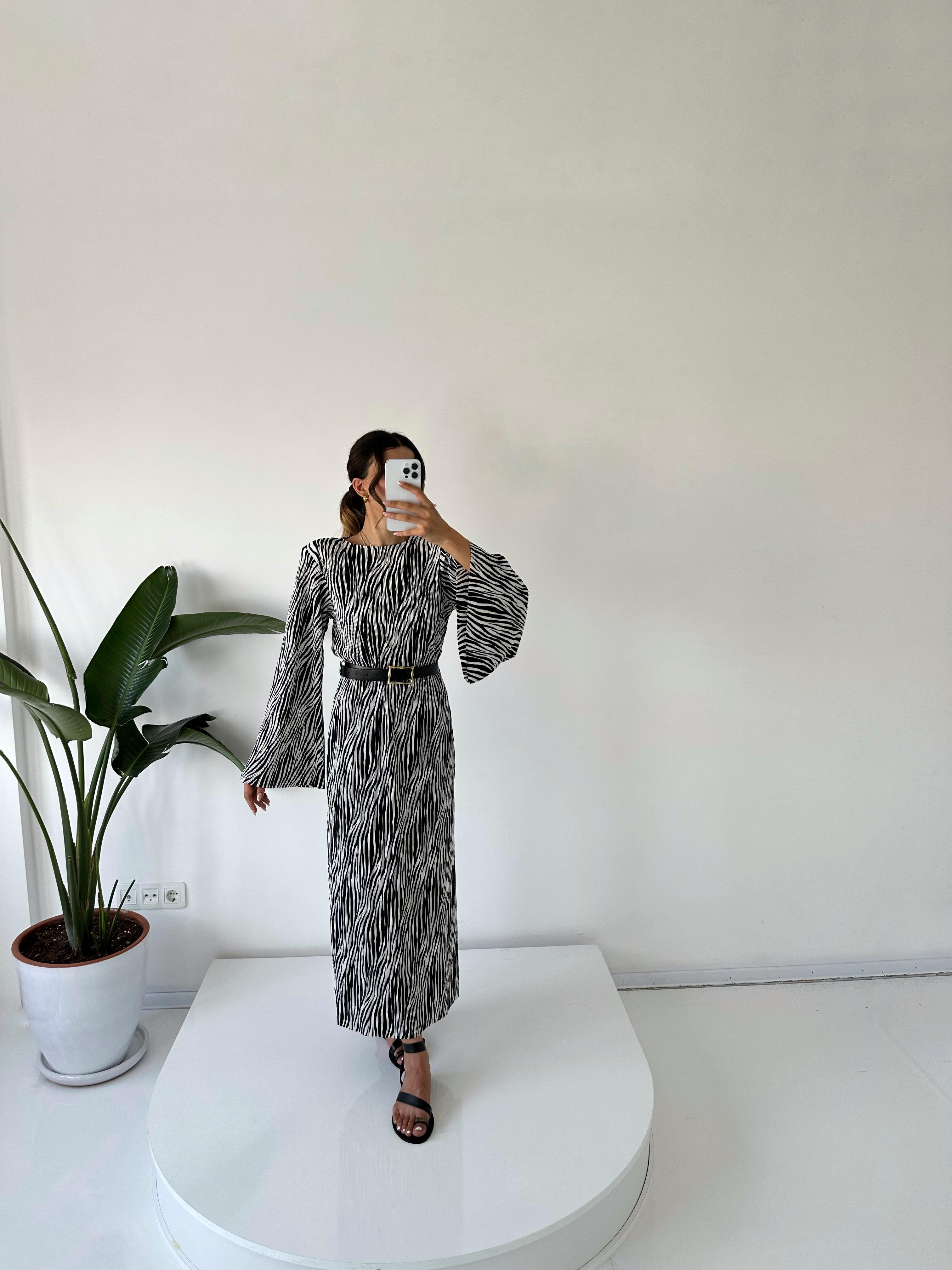 Vatkalı Zebra Desenli Pilise Kemerli Maxi ElbiseGausELBİSEGU001447