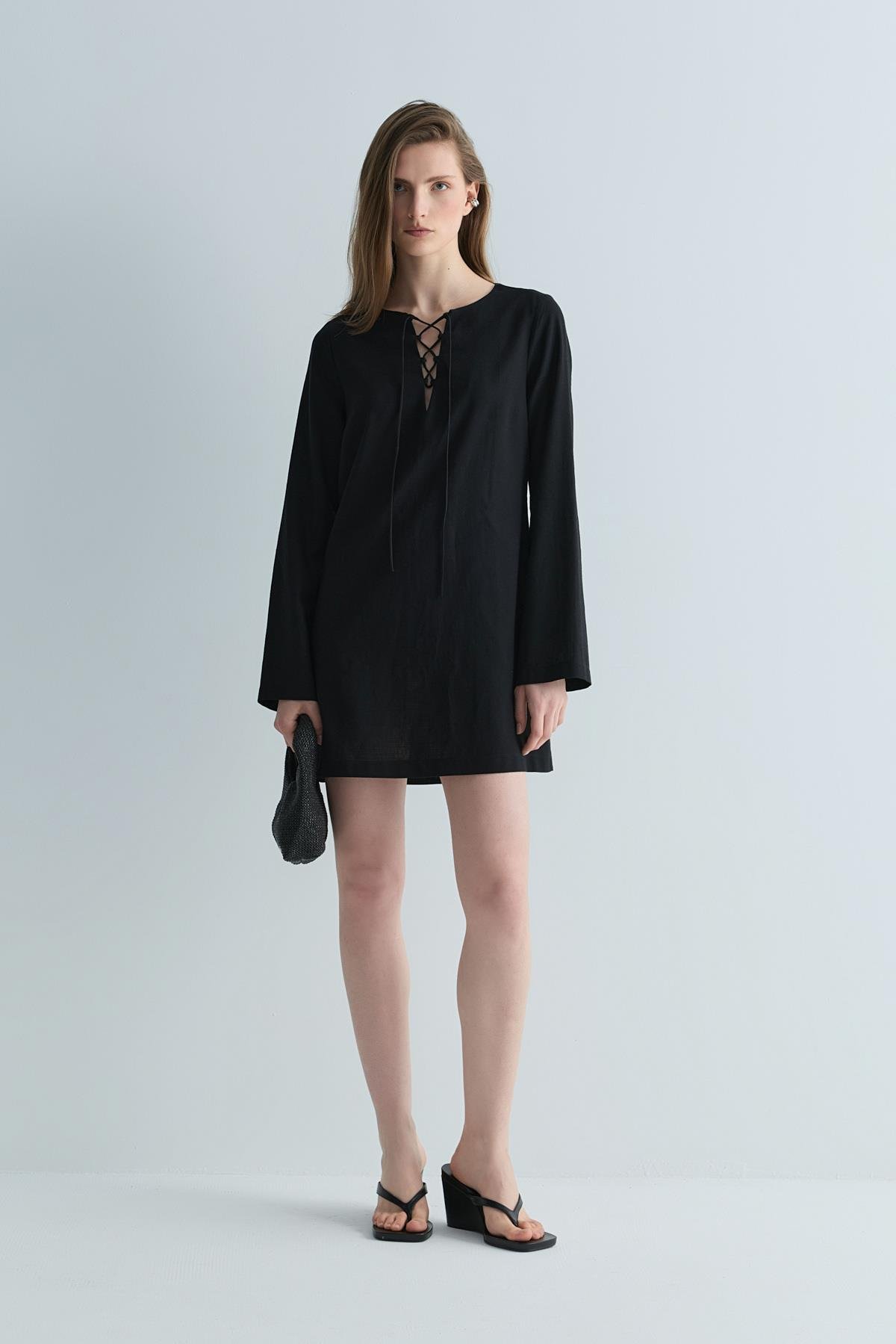 Siyah Karla Bağcıklı Keten Elbise