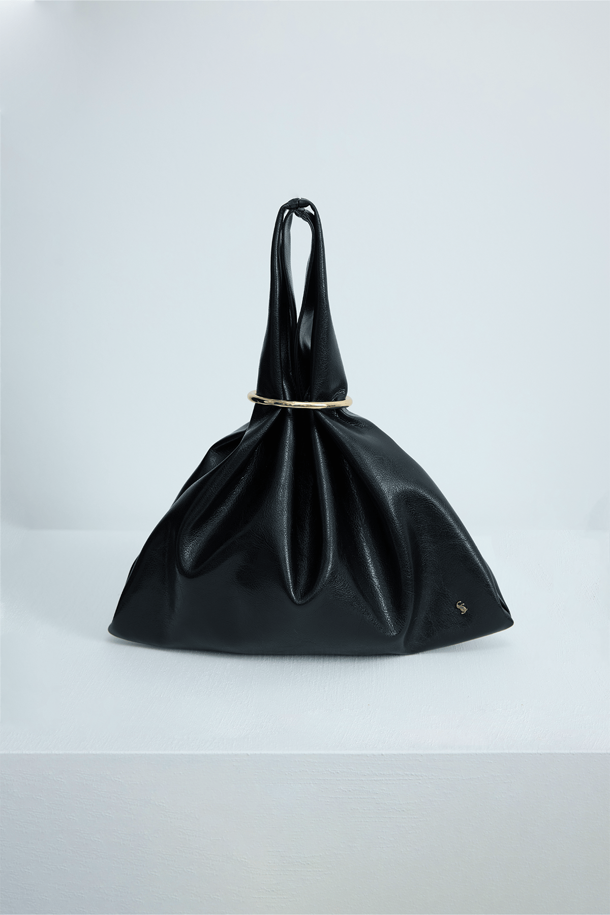 Siyah Olgi Aksesuarlı Çanta