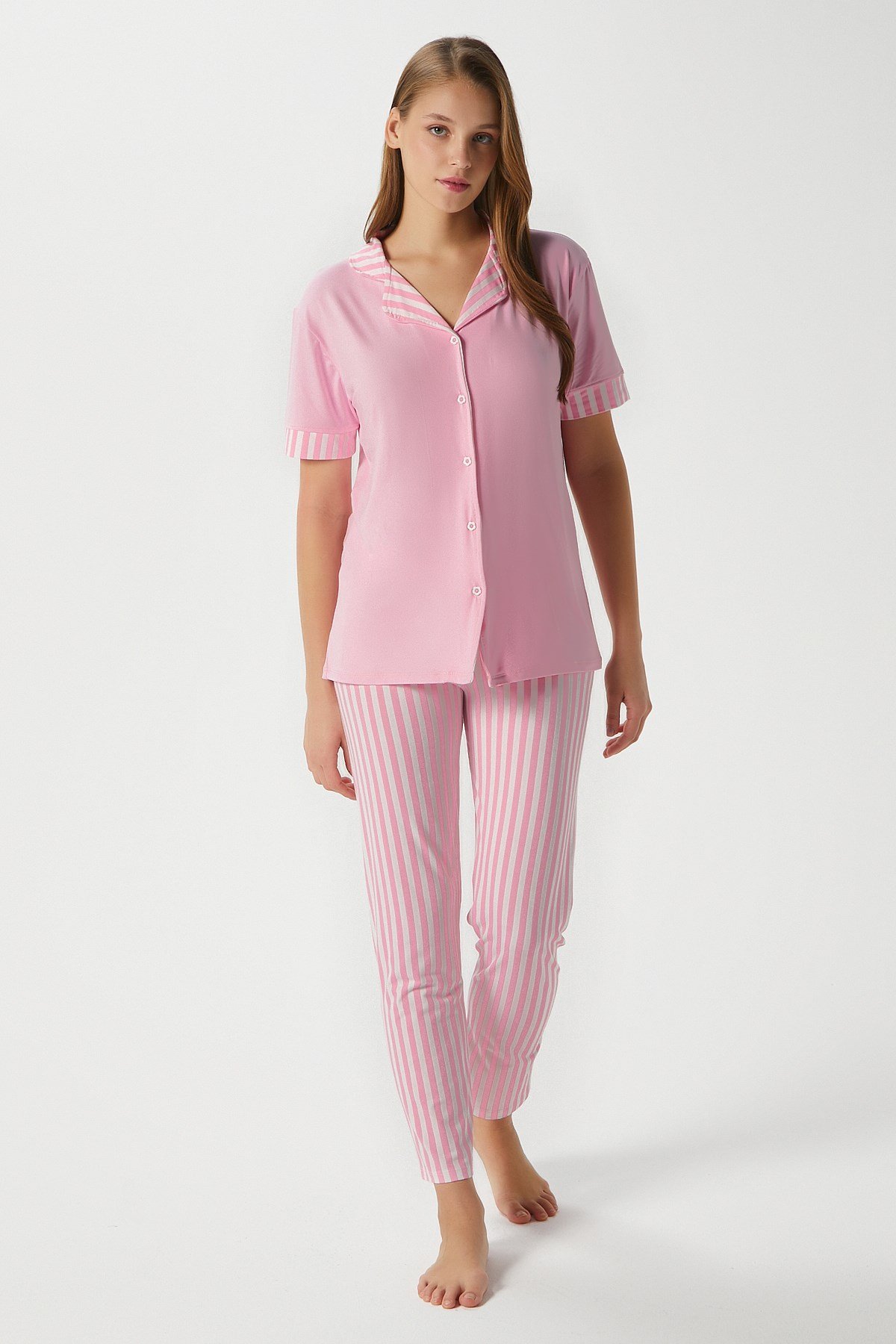 Kadın Elena Yumuşak Doku Pembe Çizgili Ön Düğme Kısa Kollu Pijama Takımı