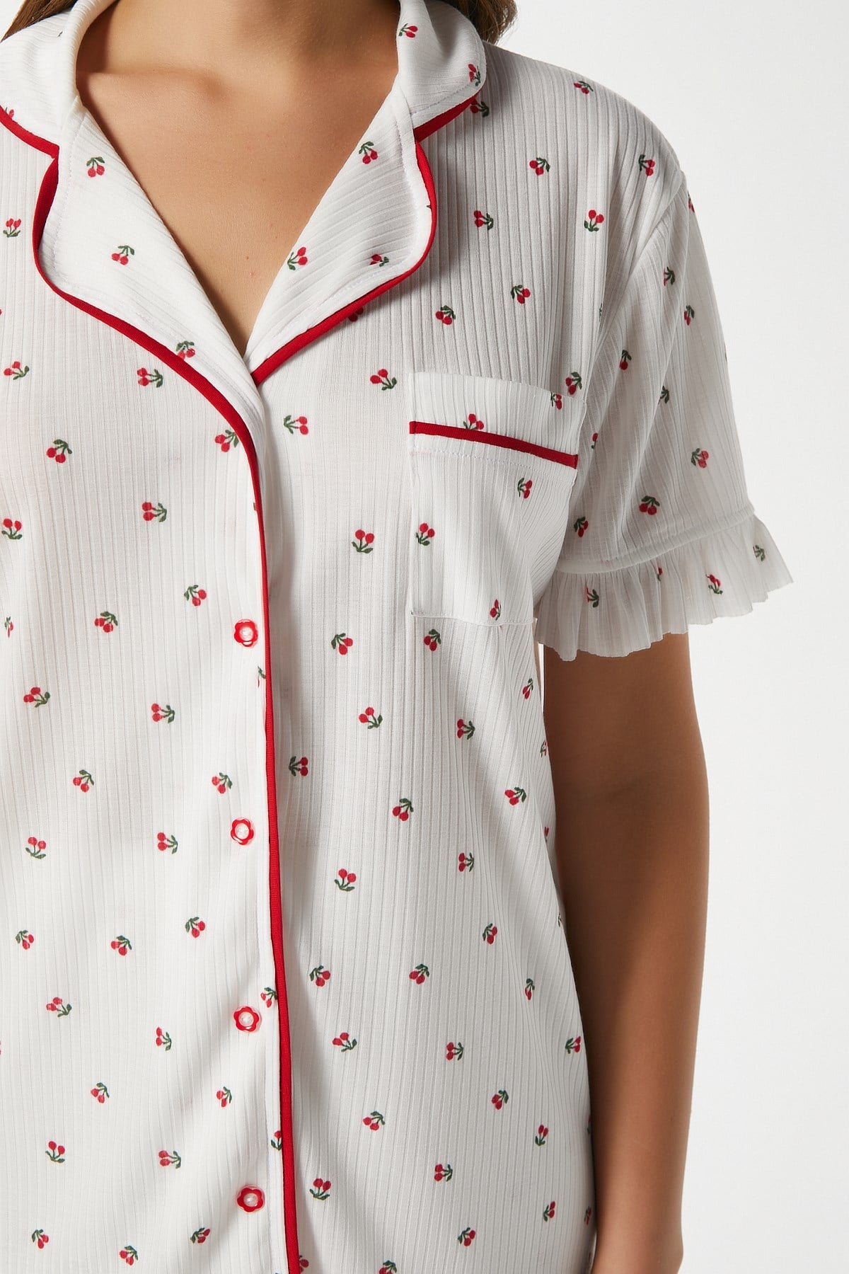 Kadın Fırfırlı Kiraz Ön Düğmeli Kısa Kol Alt Üst Pijama Takımı