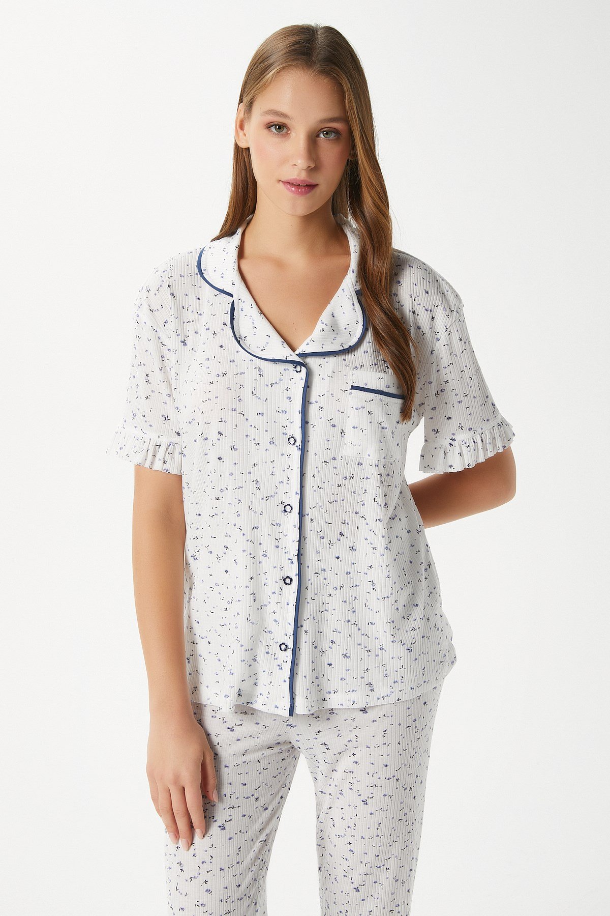 Kadın Fırfırlı Mavi Minik Çiçekli Ön Düğmeli Kısa Kol Alt Üst Pijama Takımı