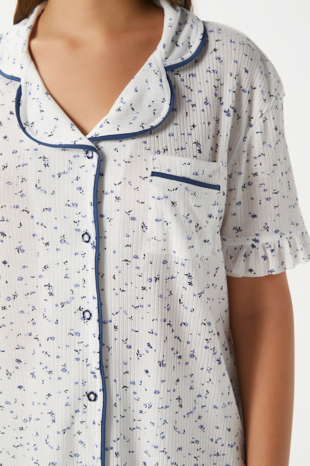 Kadın Fırfırlı Mavi Minik Çiçekli Ön Düğmeli Kısa Kol Alt Üst Pijama Takımı