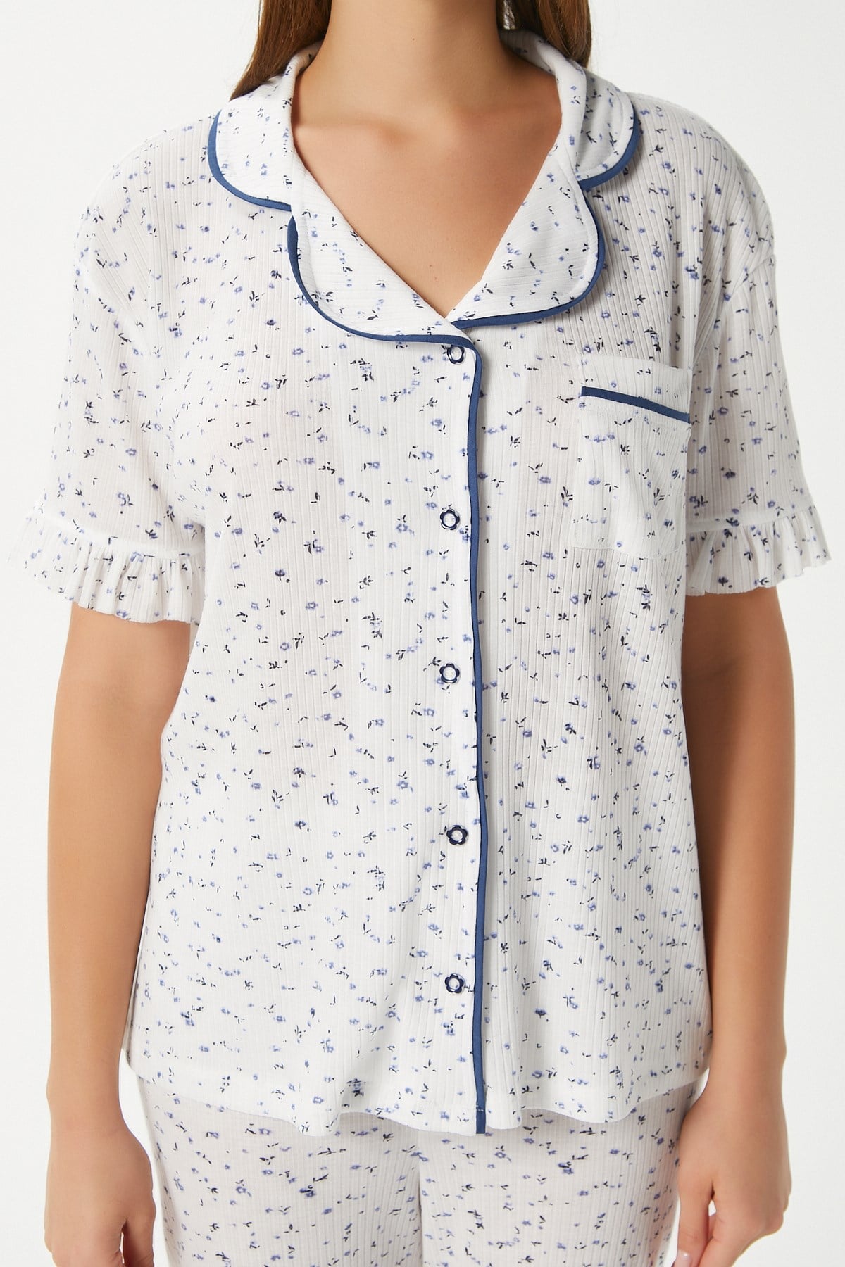 Kadın Fırfırlı Mavi Minik Çiçekli Ön Düğmeli Kısa Kol Alt Üst Pijama Takımı