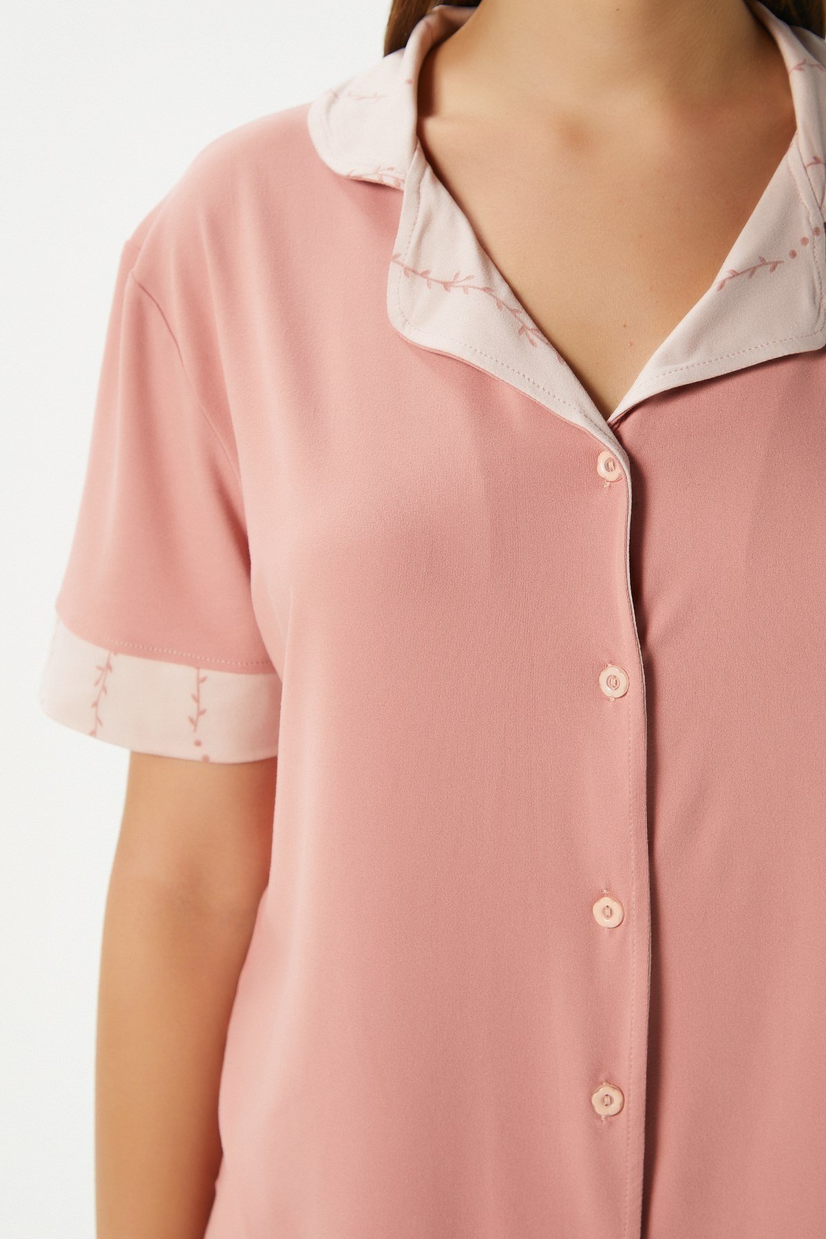 Kadın İvy Yumuşak Doku Pudra Dal Desen Ön Düğmeli Kısa Kollu Pijama Takımı