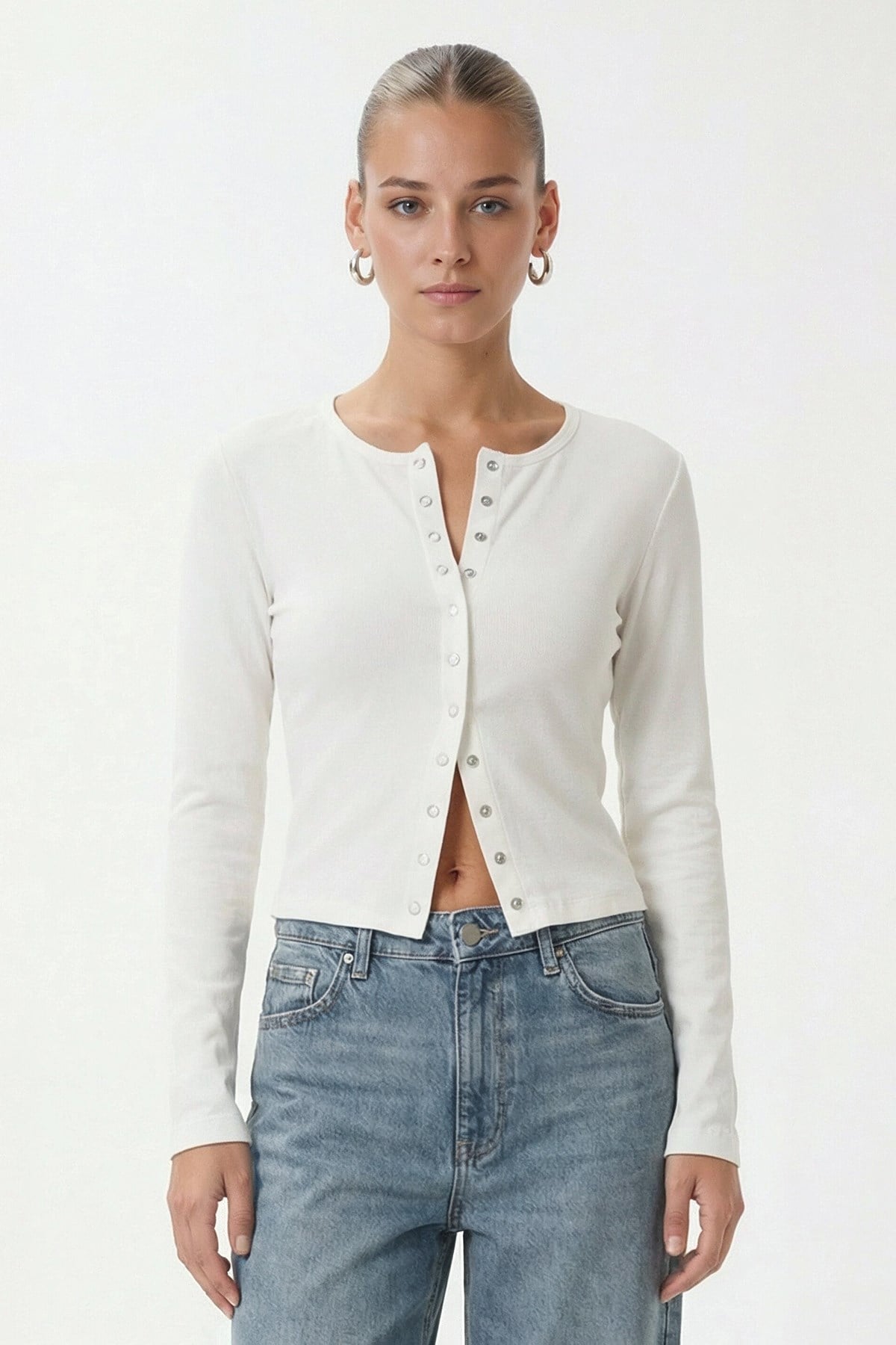 Kadın Karmen Düğme Detaylı Uzun Kollu Beyaz Basic Top / Bluz
